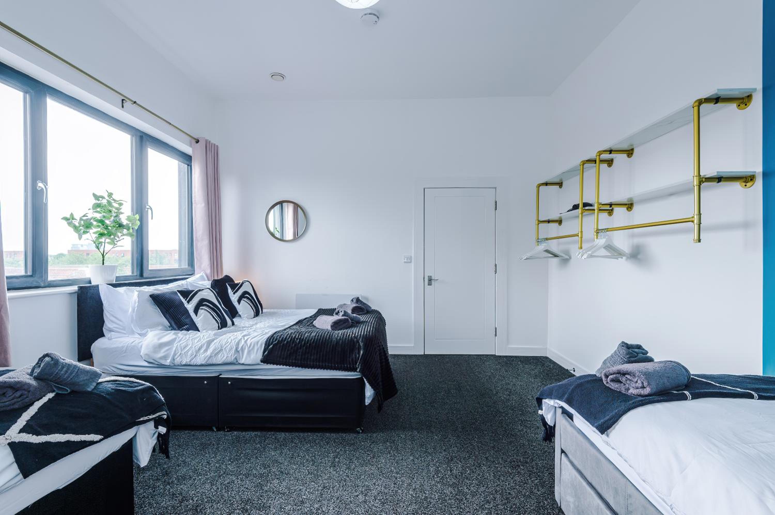 Large Home Salford -Free Parking