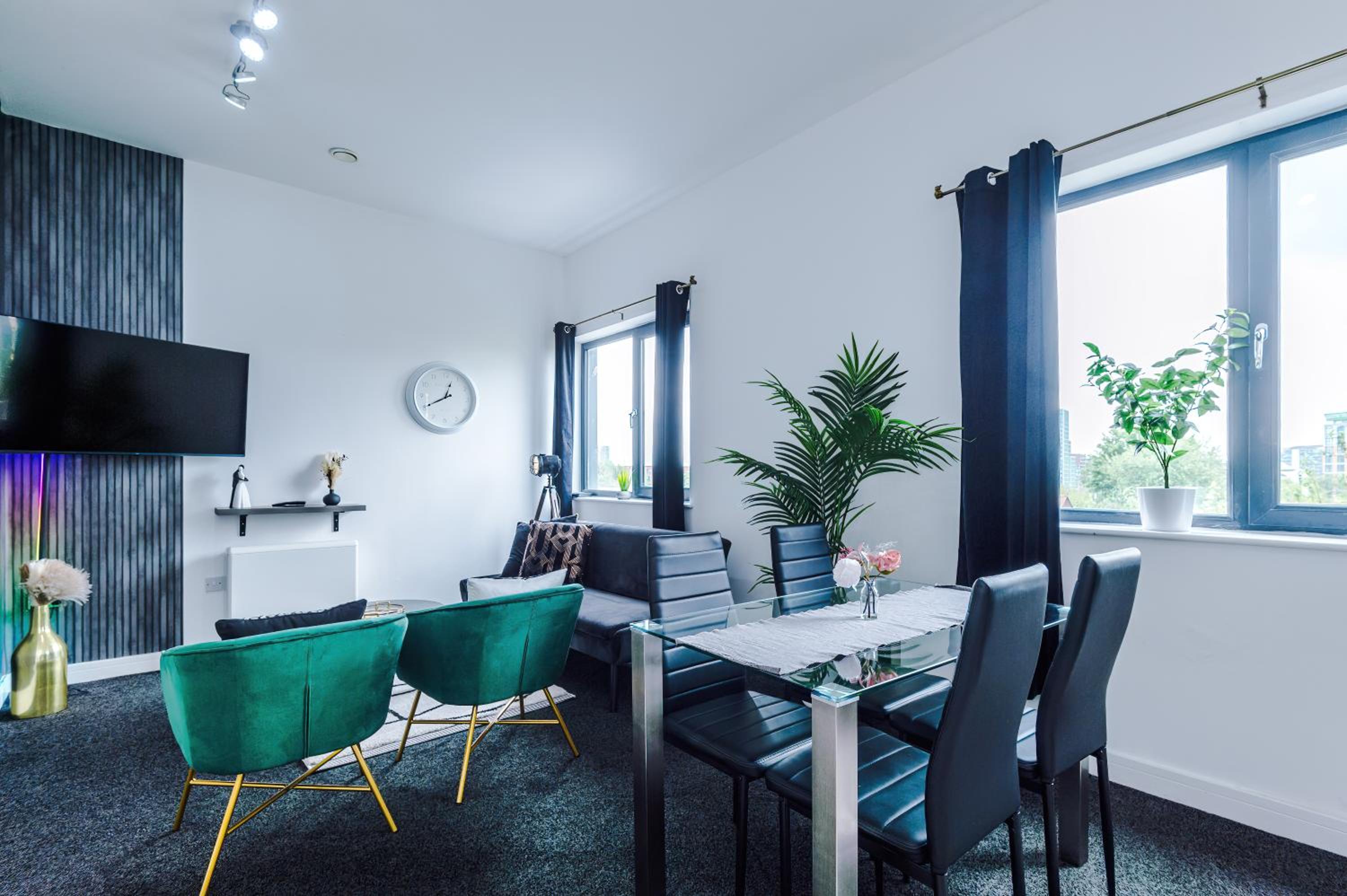 Large Home Salford -Free Parking
