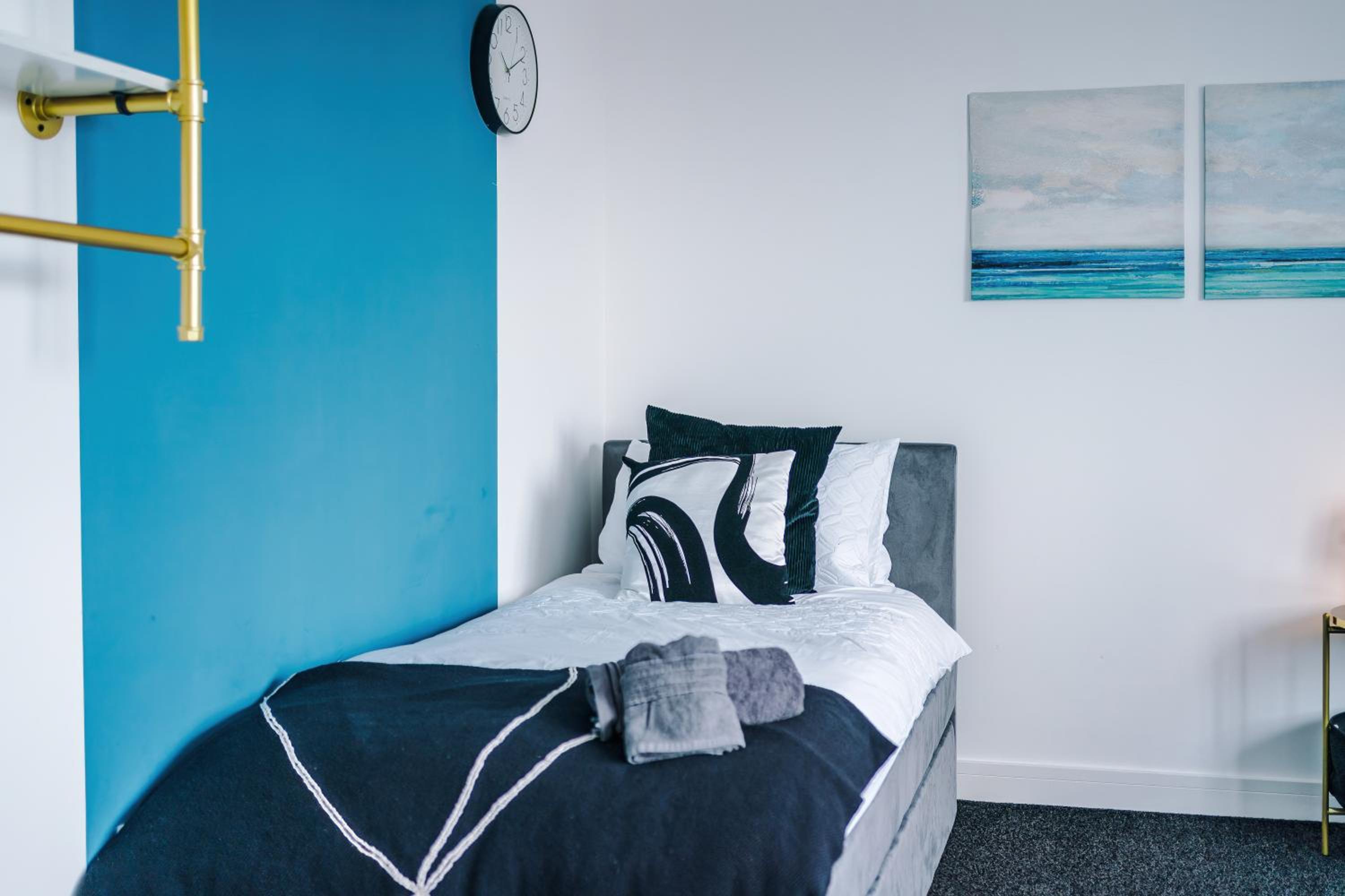 Large Home Salford -Free Parking