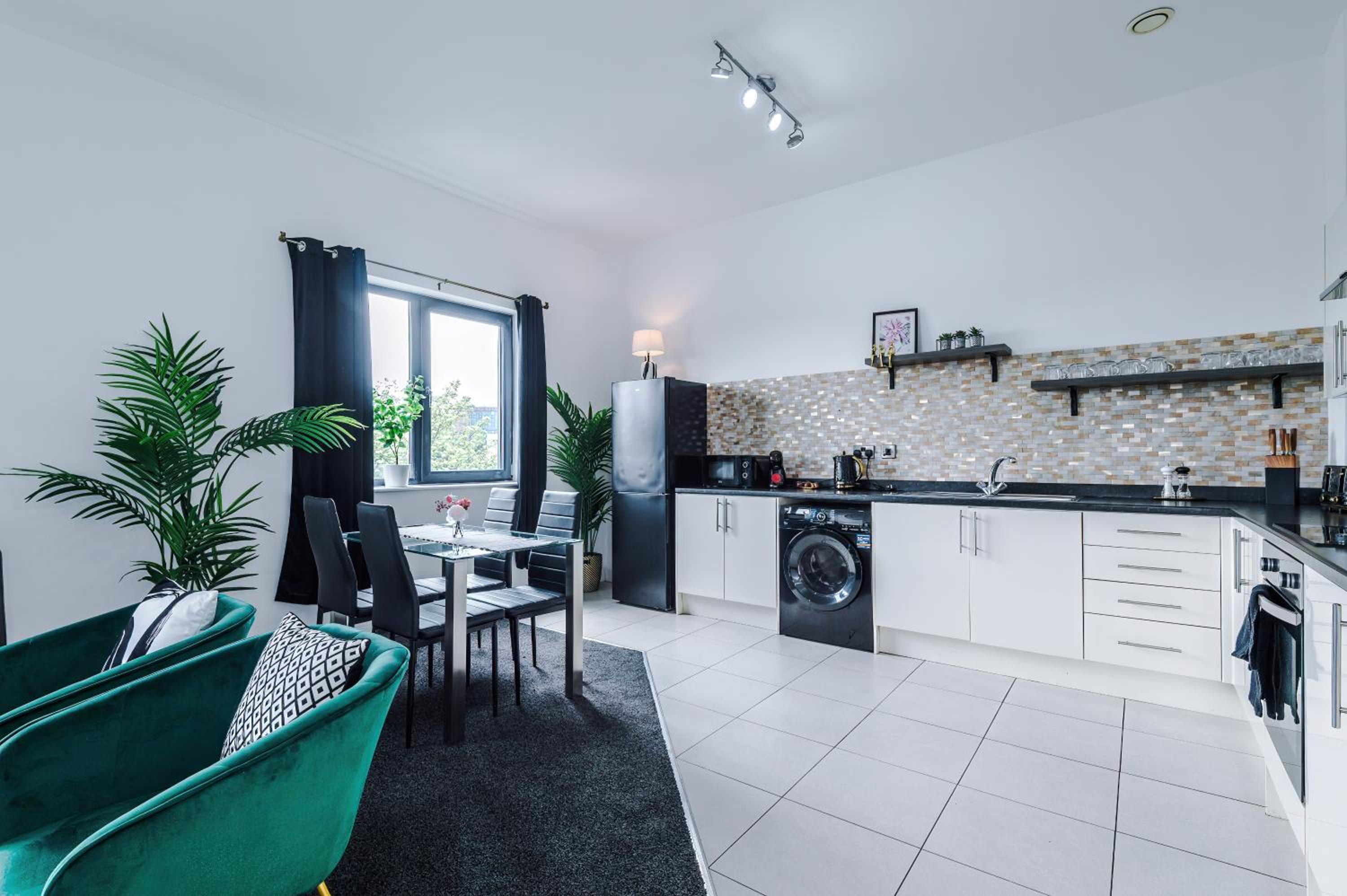 Large Home Salford -Free Parking