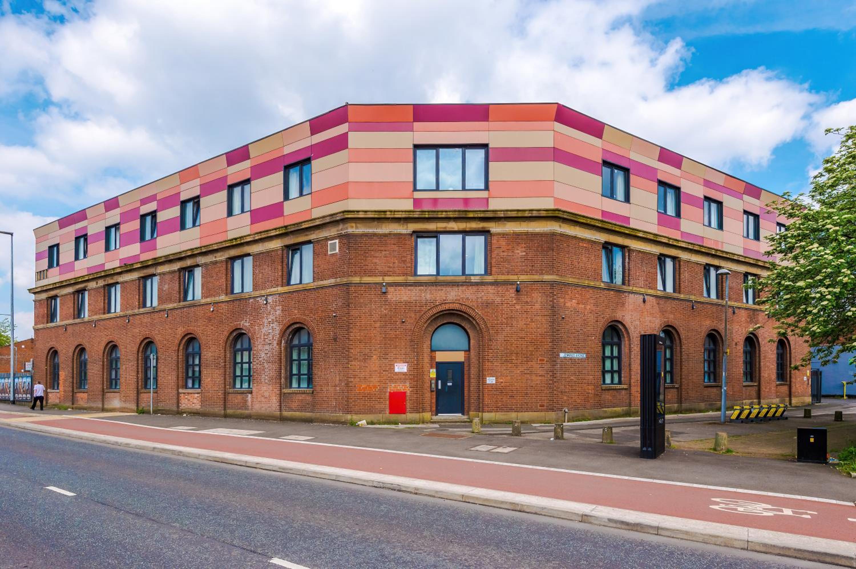 Large Home Salford -Free Parking
