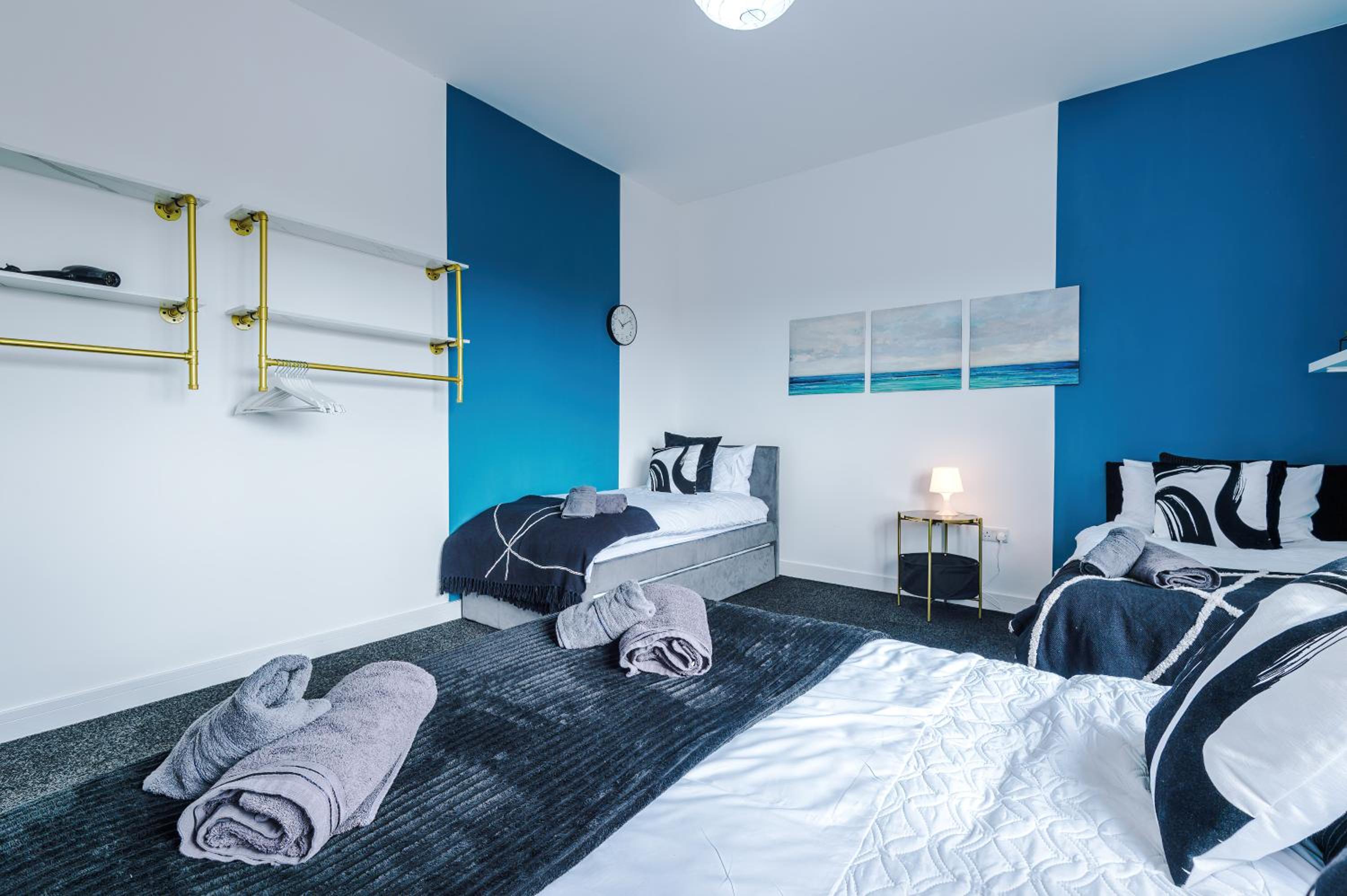 Large Home Salford -Free Parking
