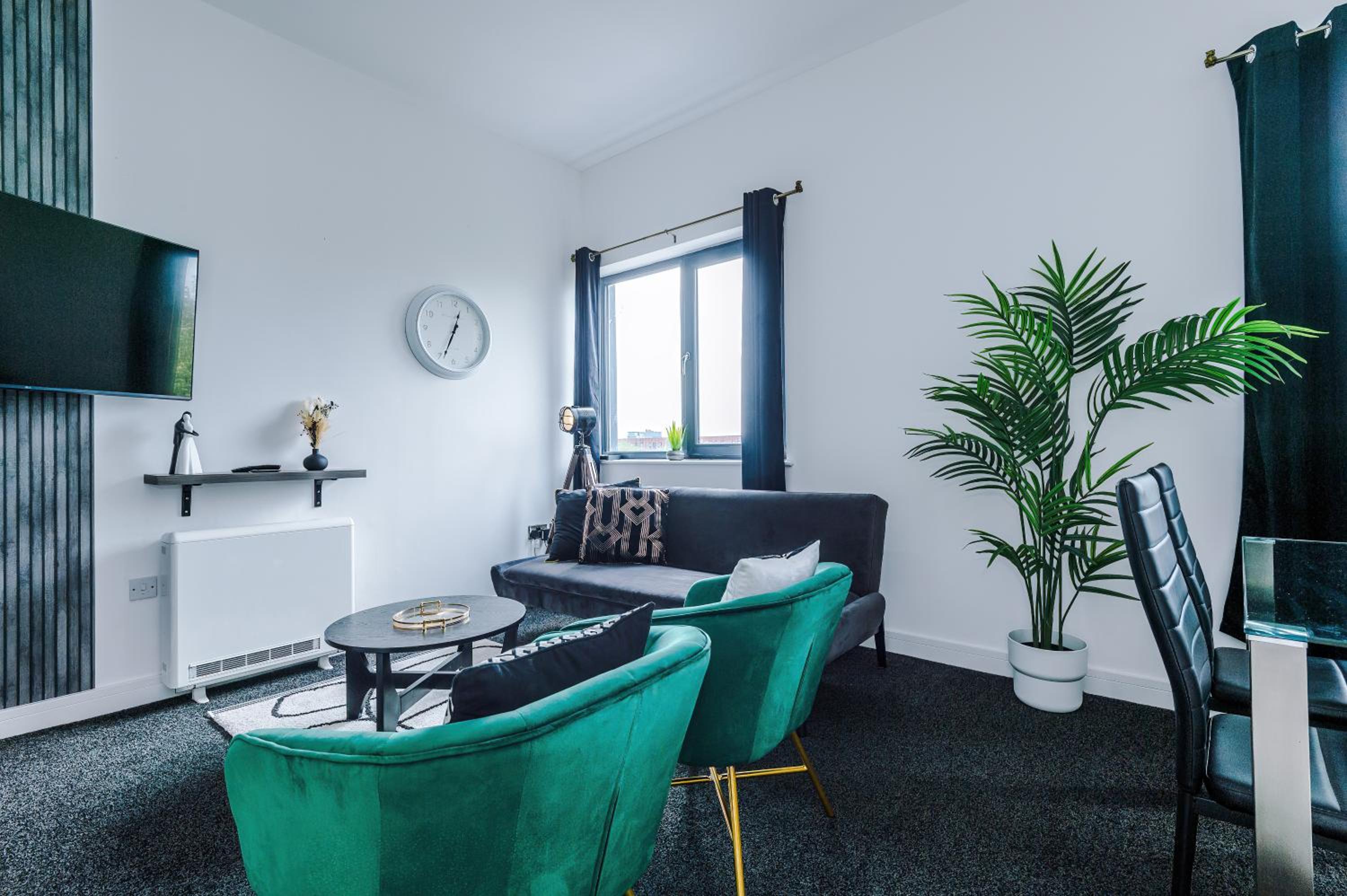 Large Home Salford -Free Parking