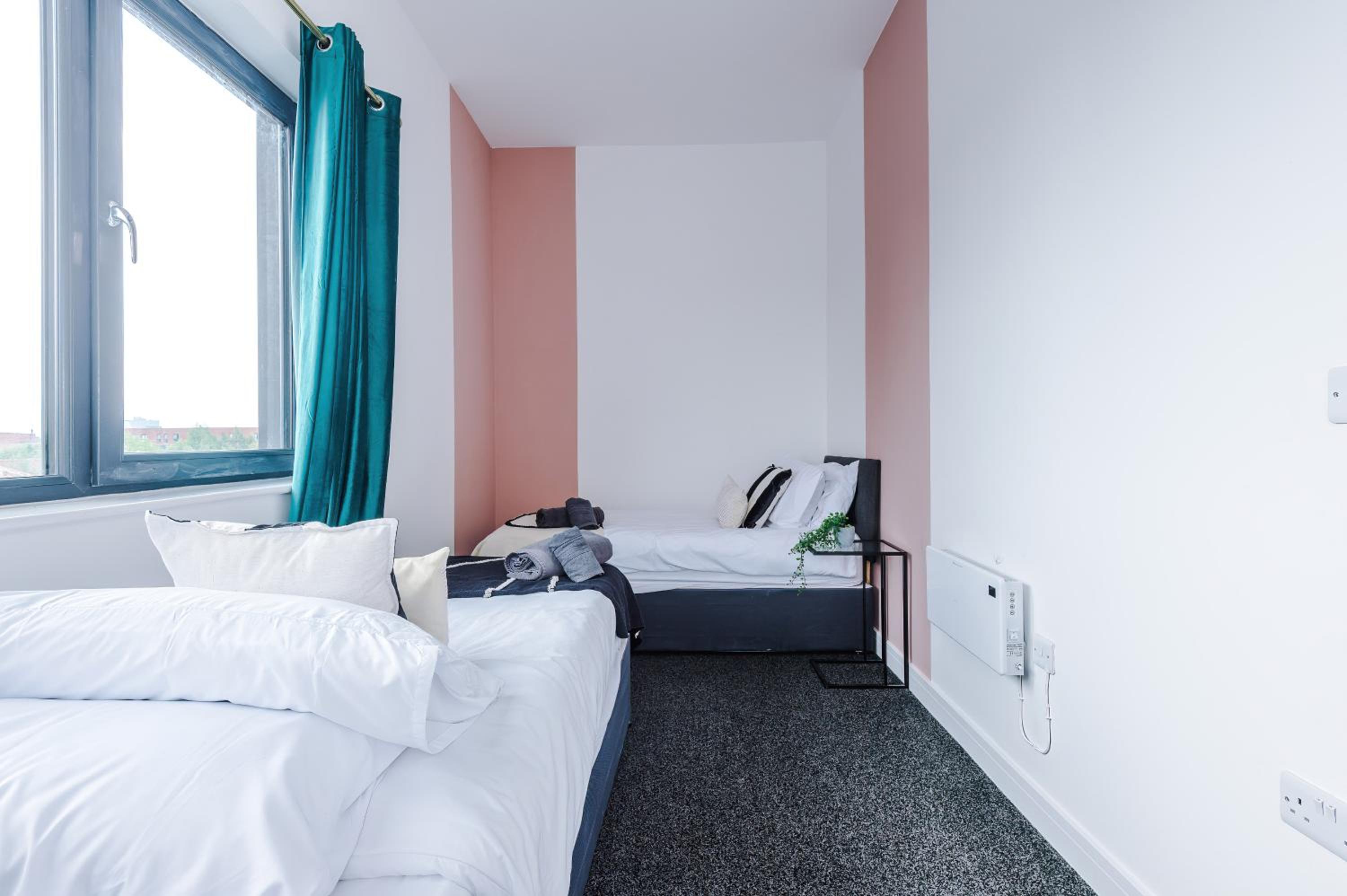 Large Home Salford -Free Parking