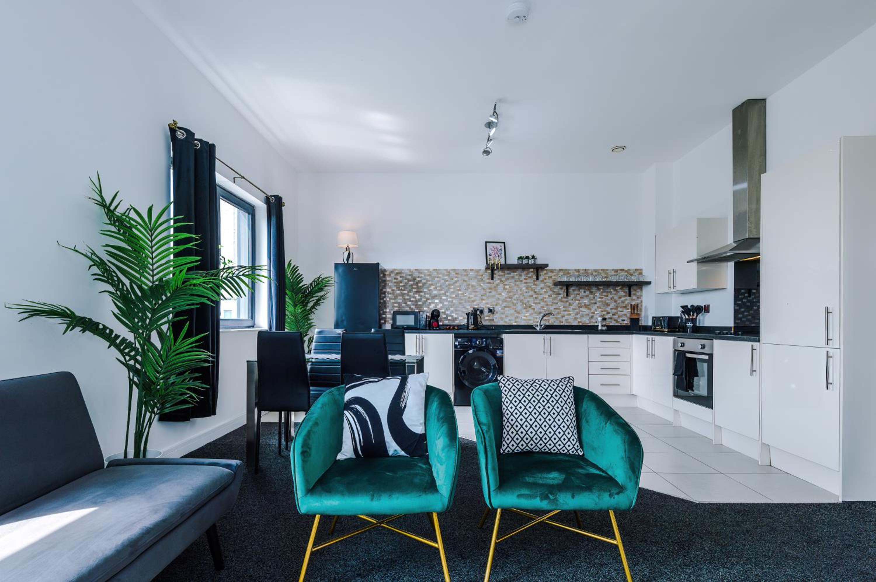 Large Home Salford -Free Parking