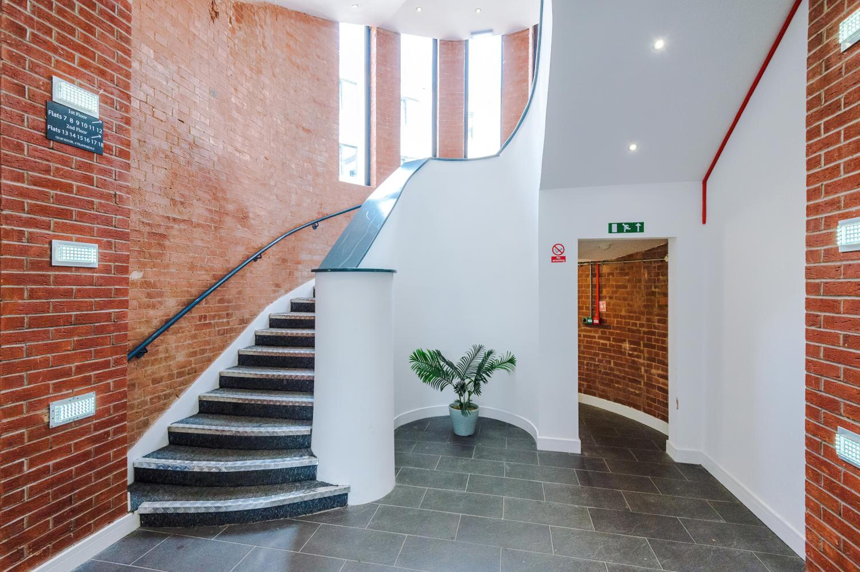Large Home Salford -Free Parking