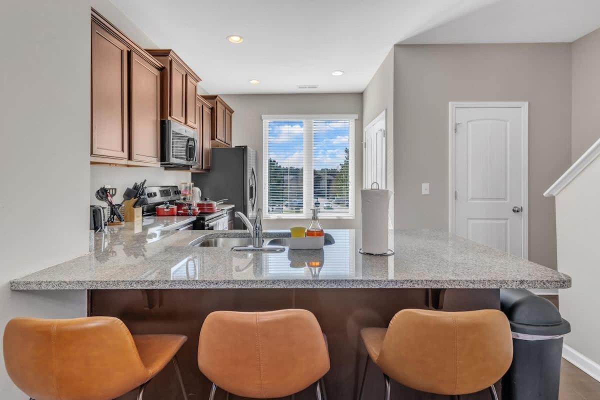 3BR Townhouse King Bed Garage Near NC State