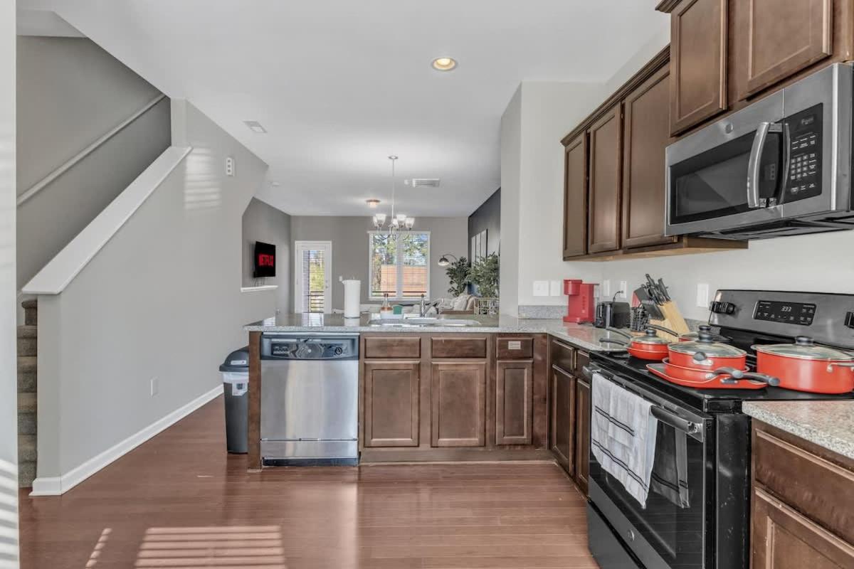 3BR Townhouse King Bed Garage Near NC State