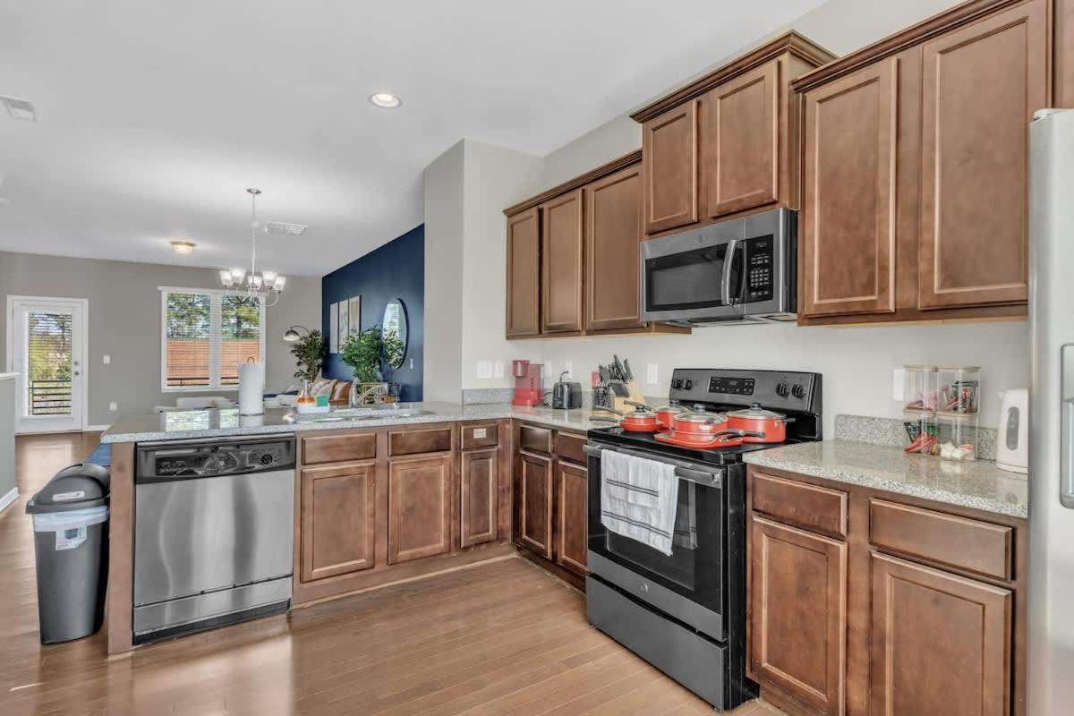 3BR Townhouse King Bed Garage Near NC State