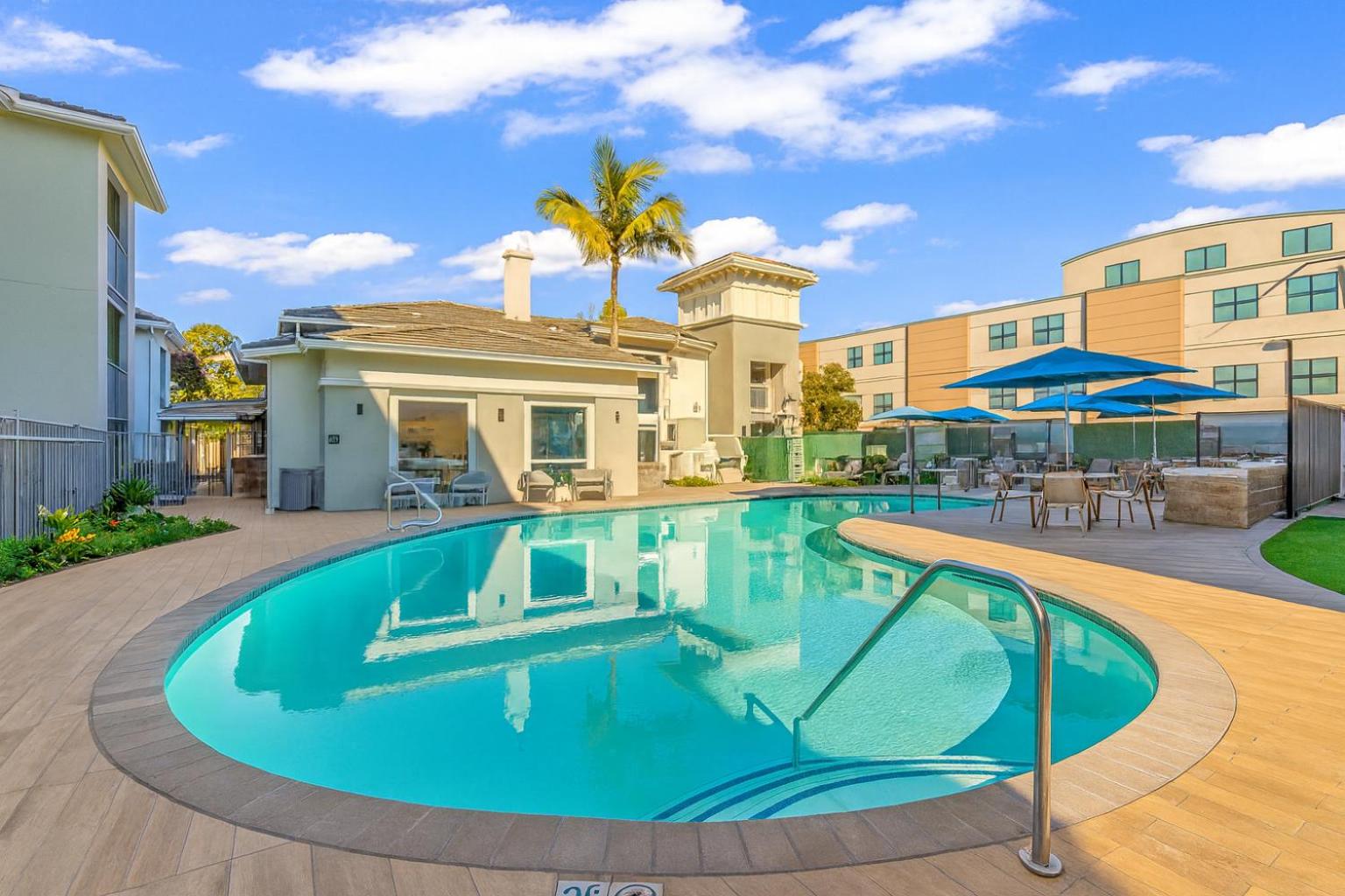 Ocean Breeze Marina Suites with Pool, Gym & Hot Tub