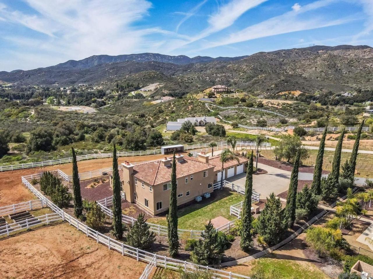 Villa on 5 Acre Vineyard Equestrian Estate, Pool & Hot tub, Events