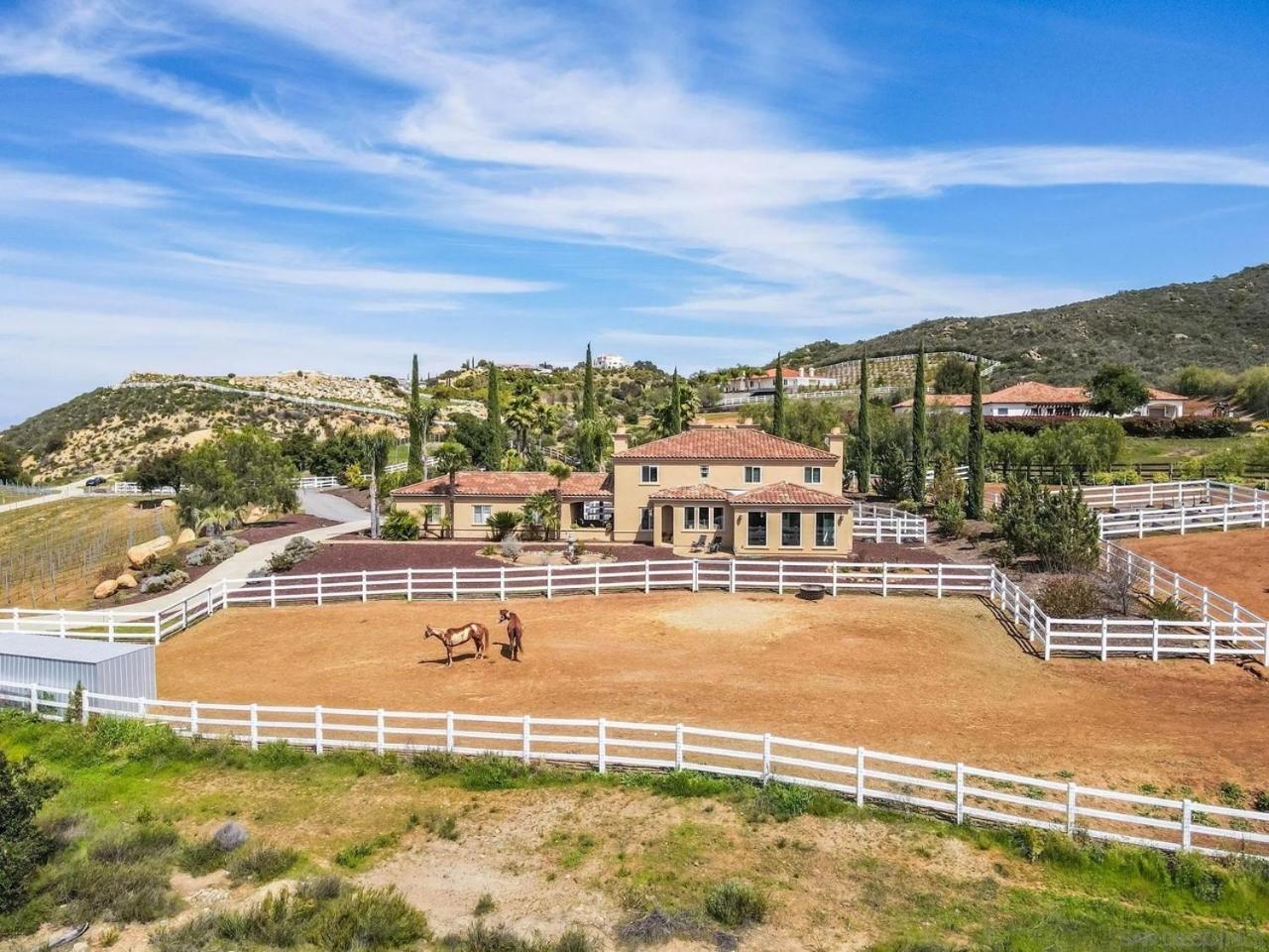 Villa on 5 Acre Vineyard Equestrian Estate, Pool & Hot tub, Events