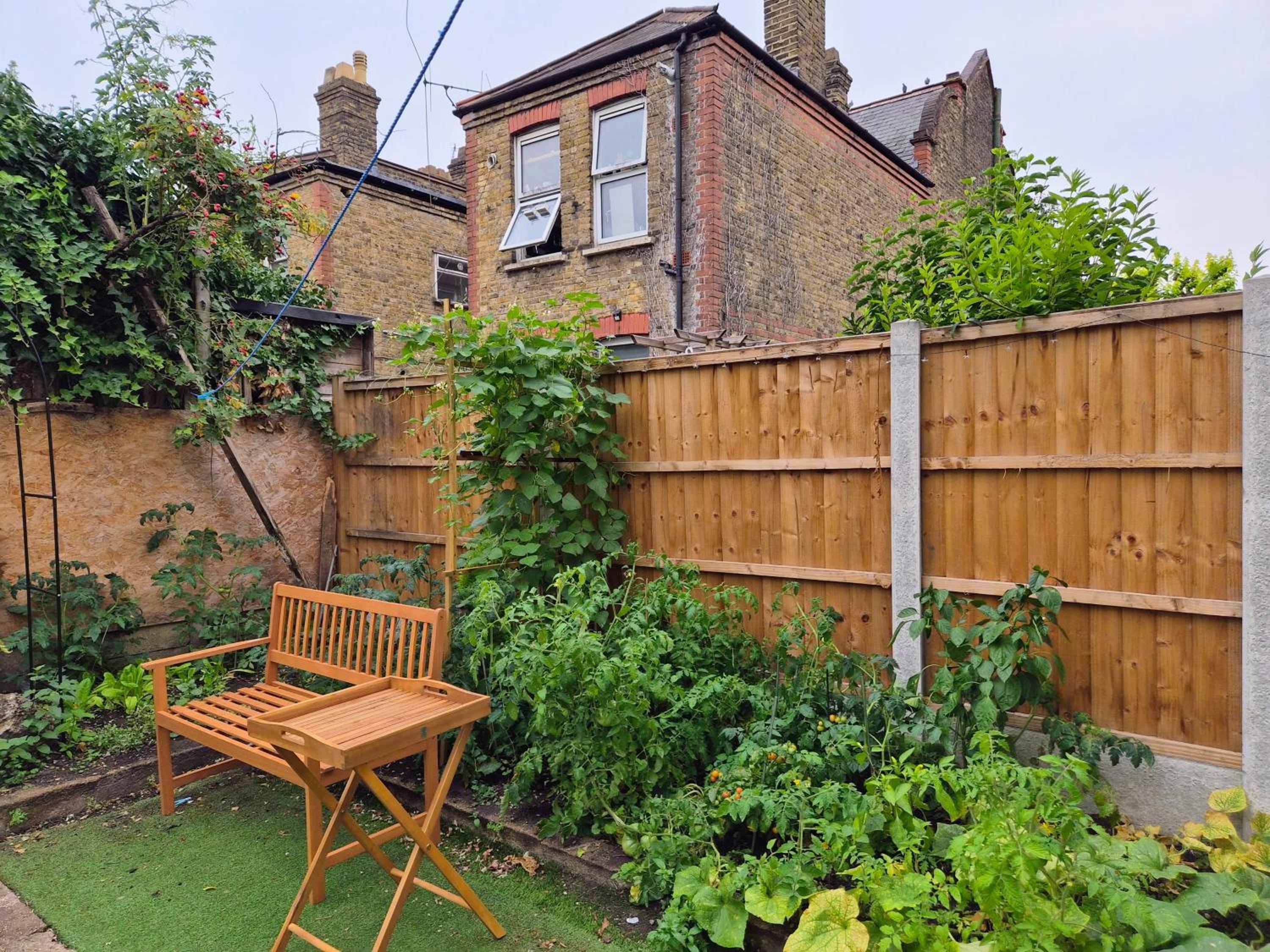 2 Bedroom Cosy London Cottage Flat