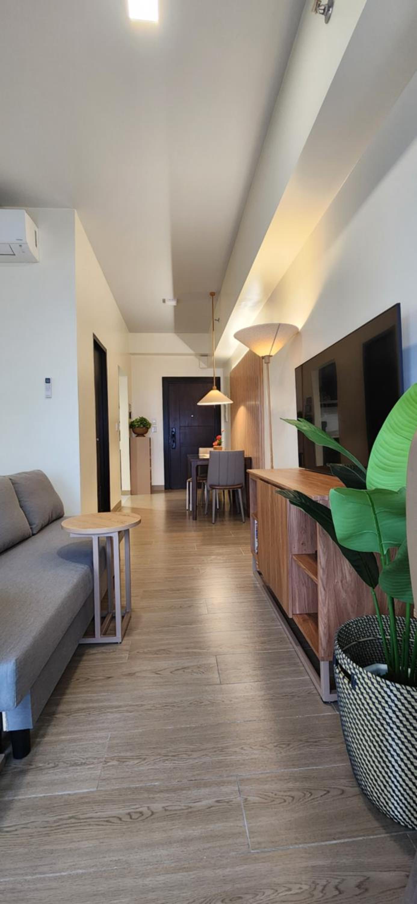 29c BGC Cozy Suite Steps Away From Major Malls with Paid Parking and Gym with Fast Wi-fi