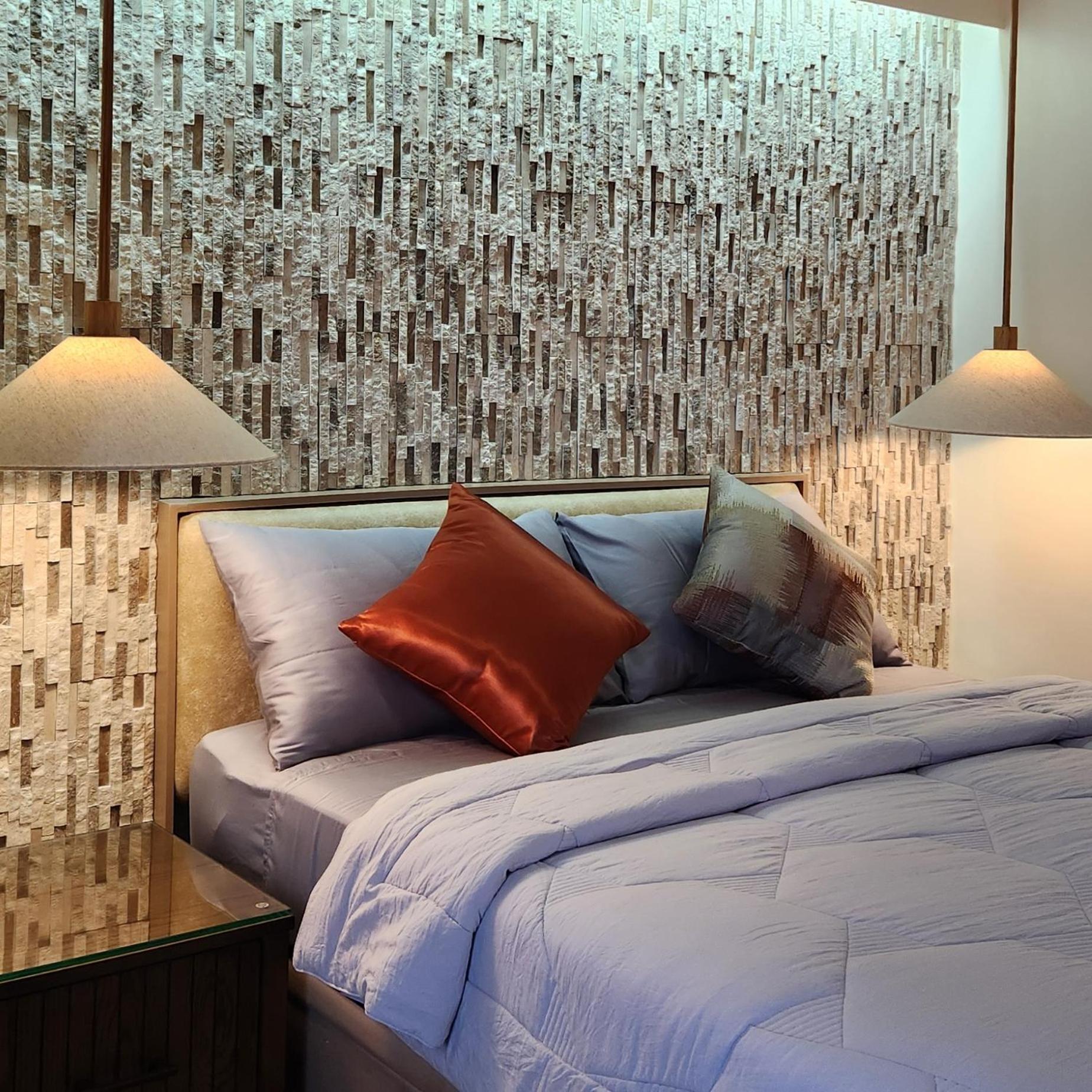 29c BGC Cozy Suite Steps Away From Major Malls with Paid Parking and Gym with Fast Wi-fi