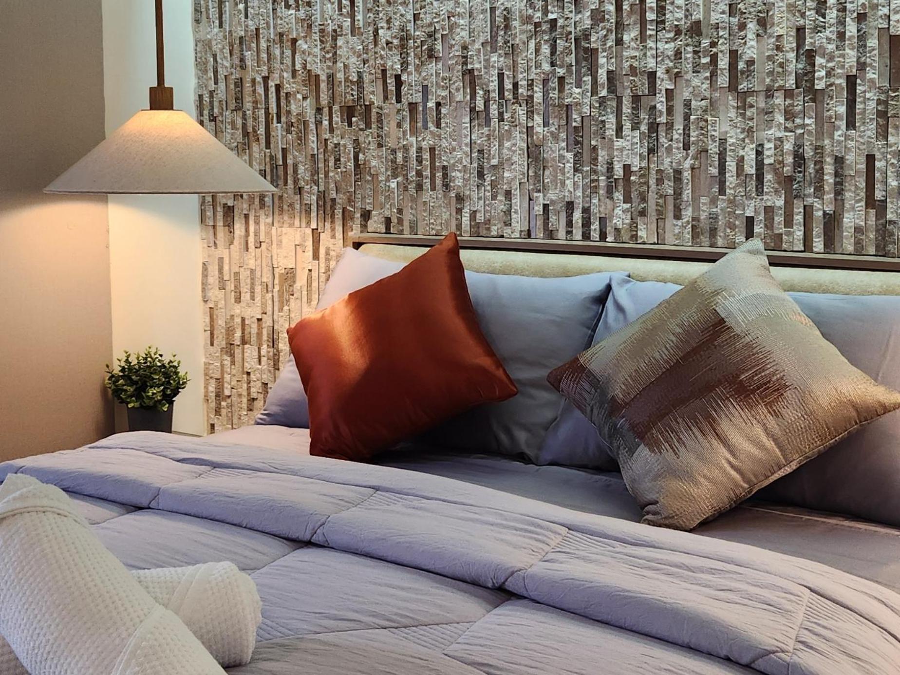 29c BGC Cozy Suite Steps Away From Major Malls with Paid Parking and Gym with Fast Wi-fi