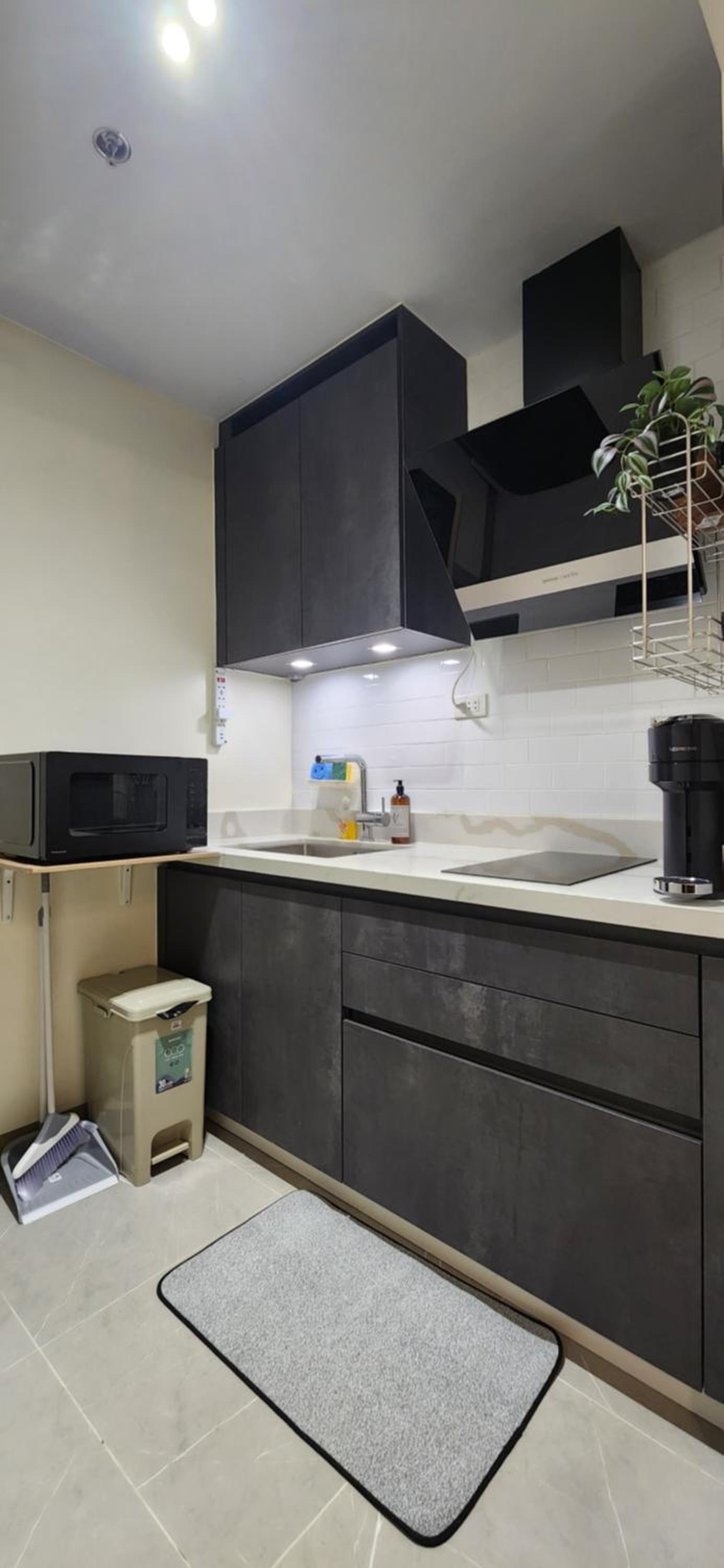 29c BGC Cozy Suite Steps Away From Major Malls with Paid Parking and Gym with Fast Wi-fi