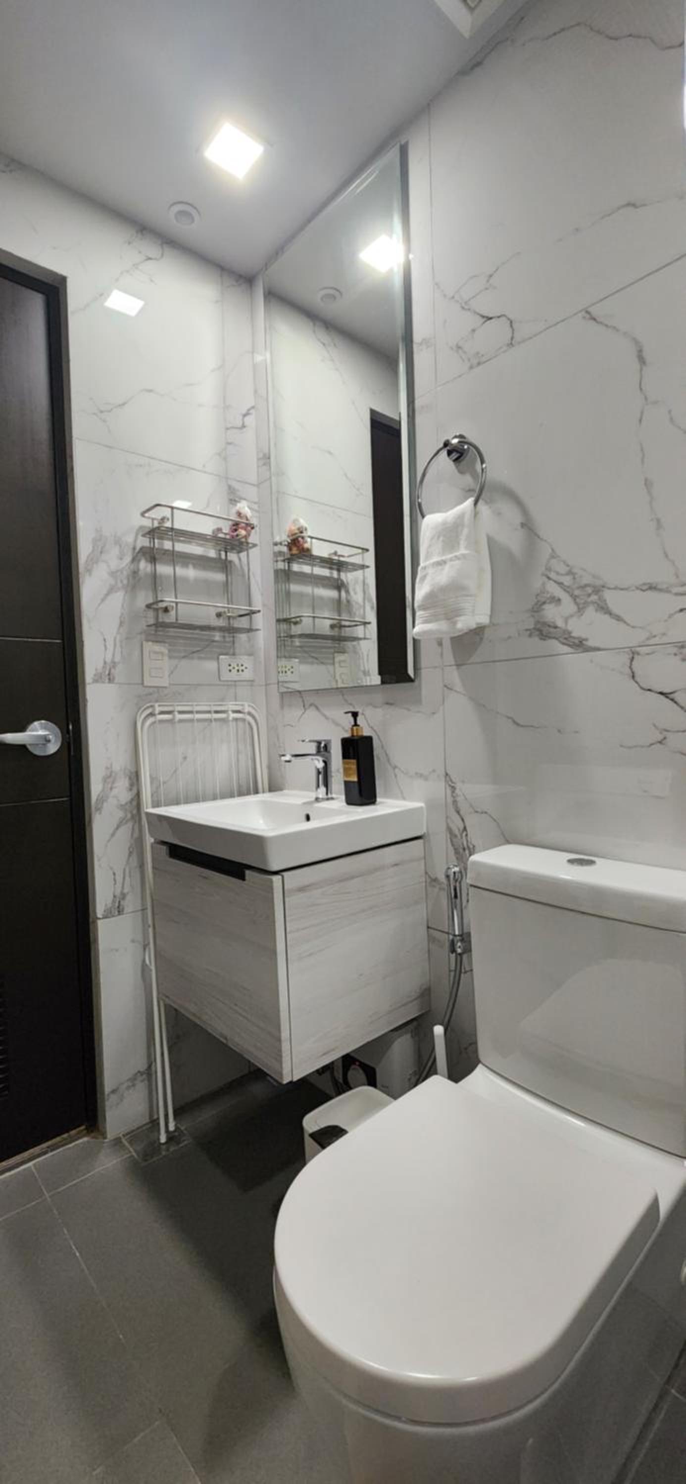29c BGC Cozy Suite Steps Away From Major Malls with Paid Parking and Gym with Fast Wi-fi