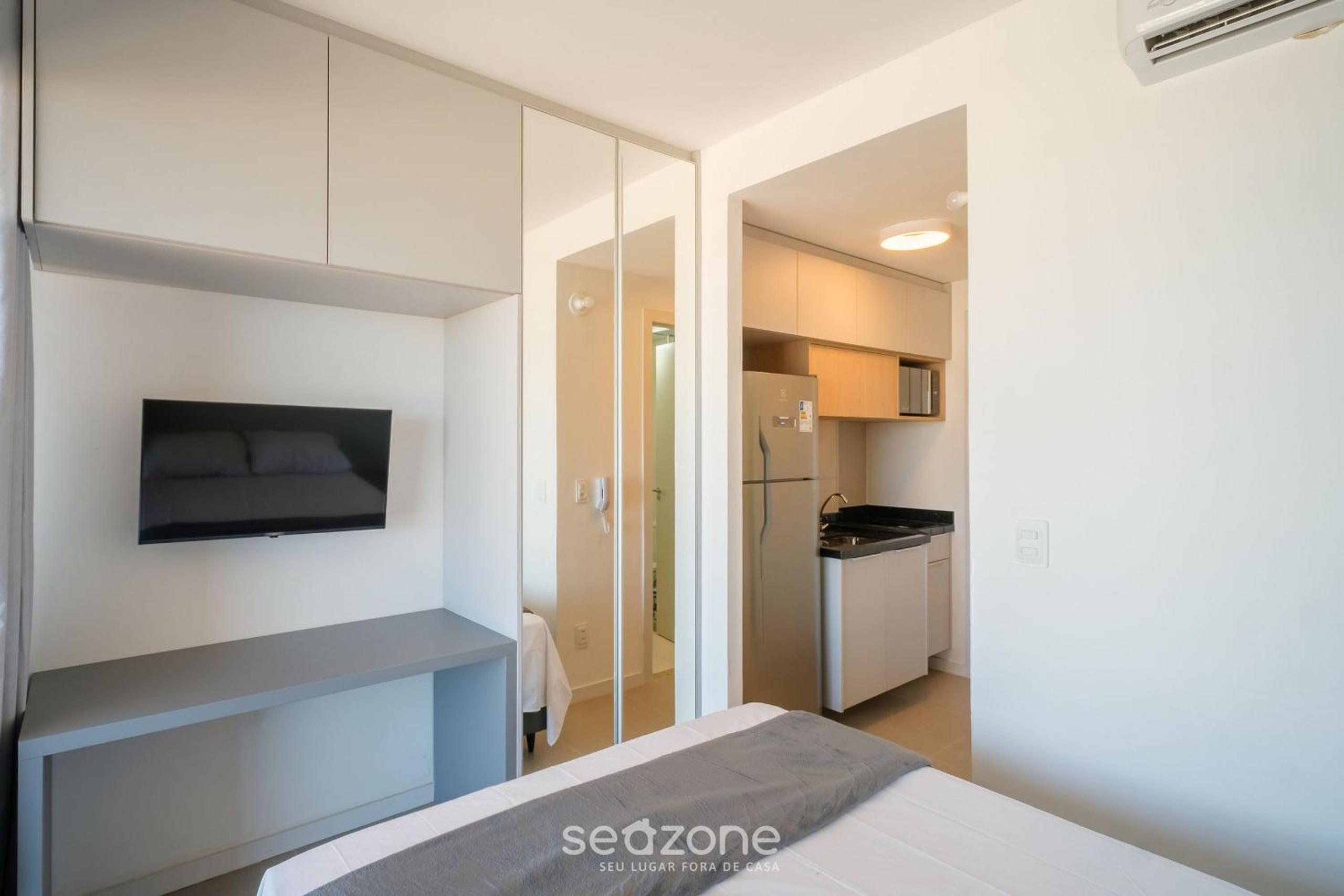 Apartments in a building with a pool 800m from the beach in Salvador - EDF