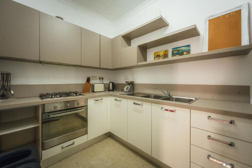 Bright 3-Bed Apartment with Outdoor Dining Mellieha