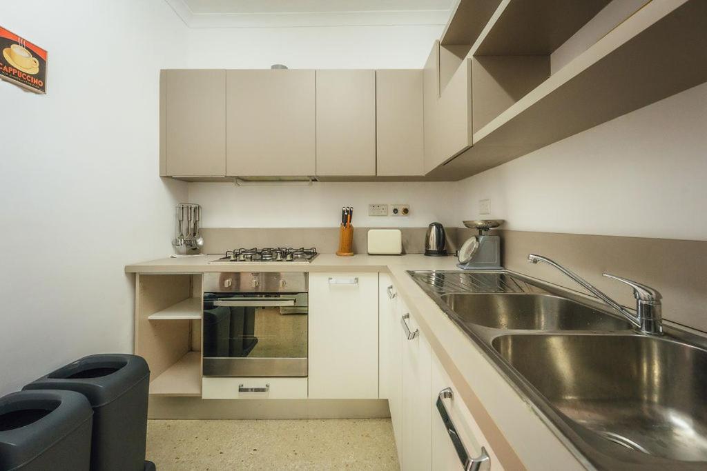 Bright 3-Bed Apartment with Outdoor Dining Mellieha