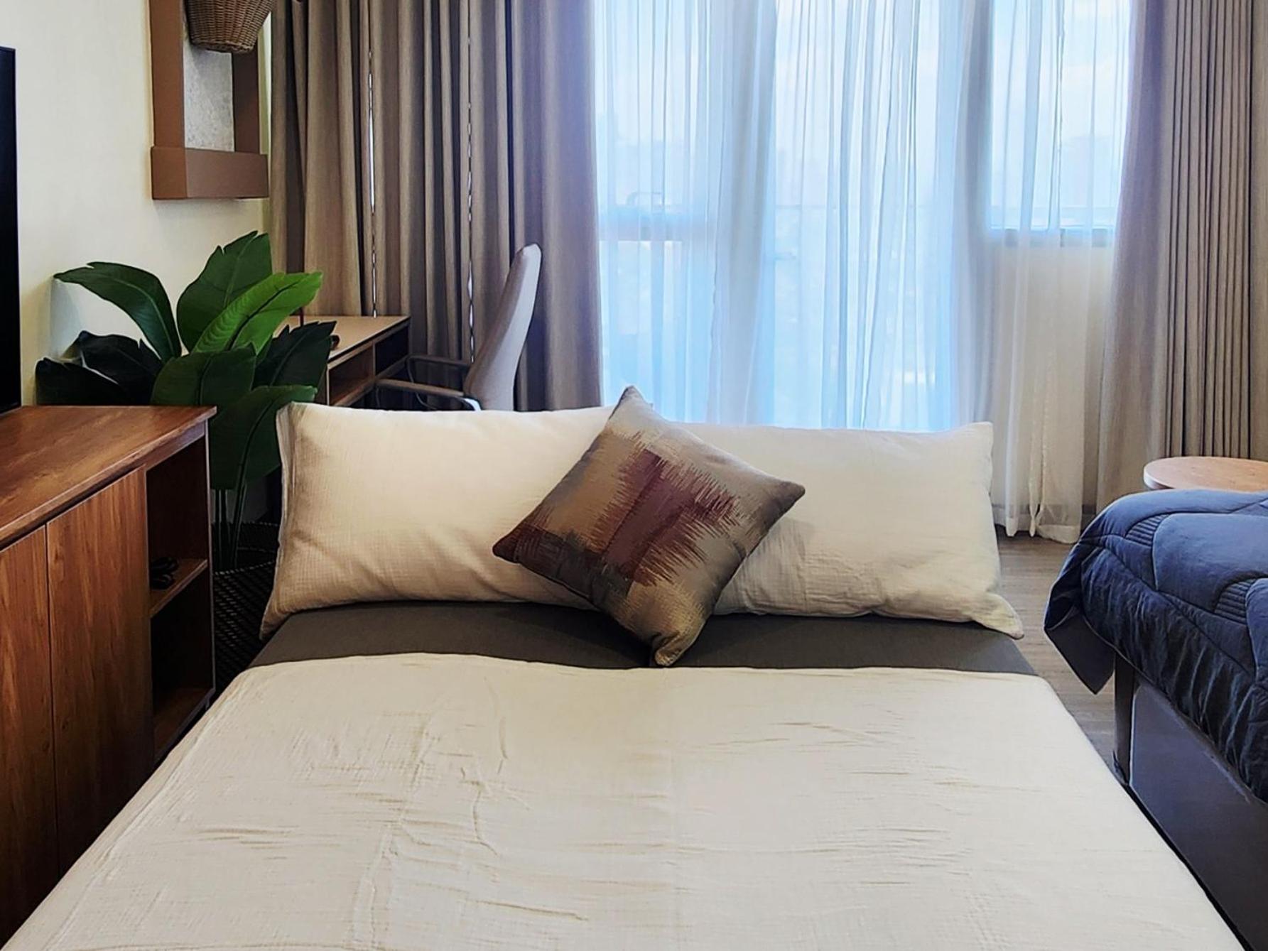 29c BGC Cozy Suite Steps Away From Major Malls with Paid Parking and Gym with Fast Wi-fi