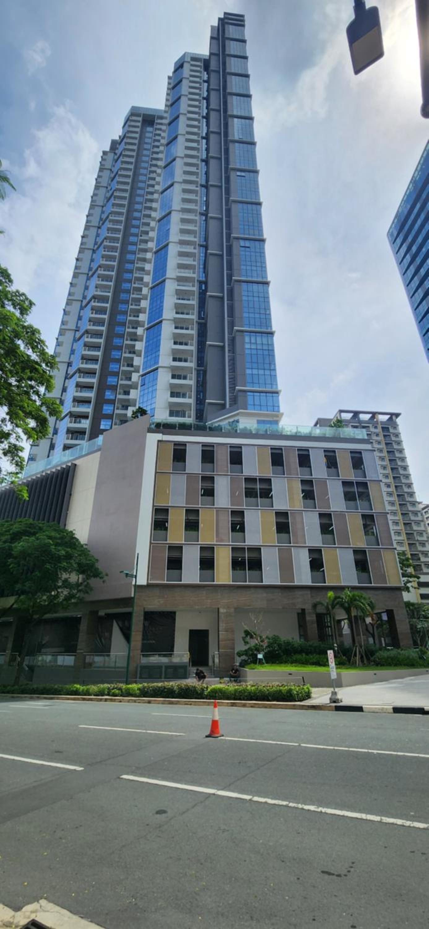 29c BGC Cozy Suite Steps Away From Major Malls with Paid Parking and Gym with Fast Wi-fi