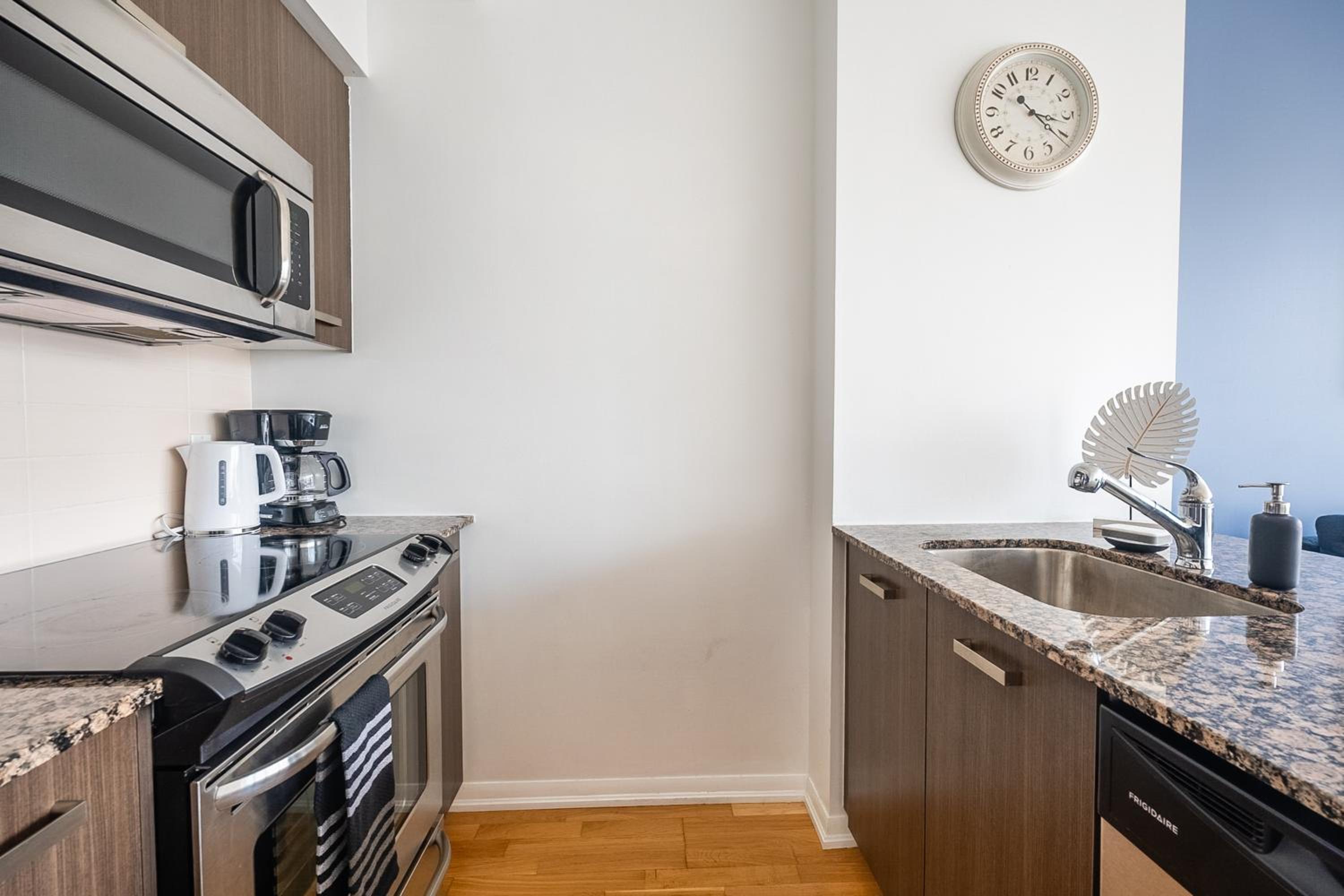 1BR High Floor View Downtown Toronto