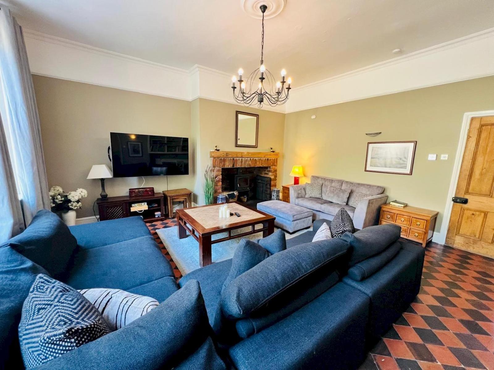 Hot Tub & Furry Friends - Characterful Buxton Home Pass The Keys