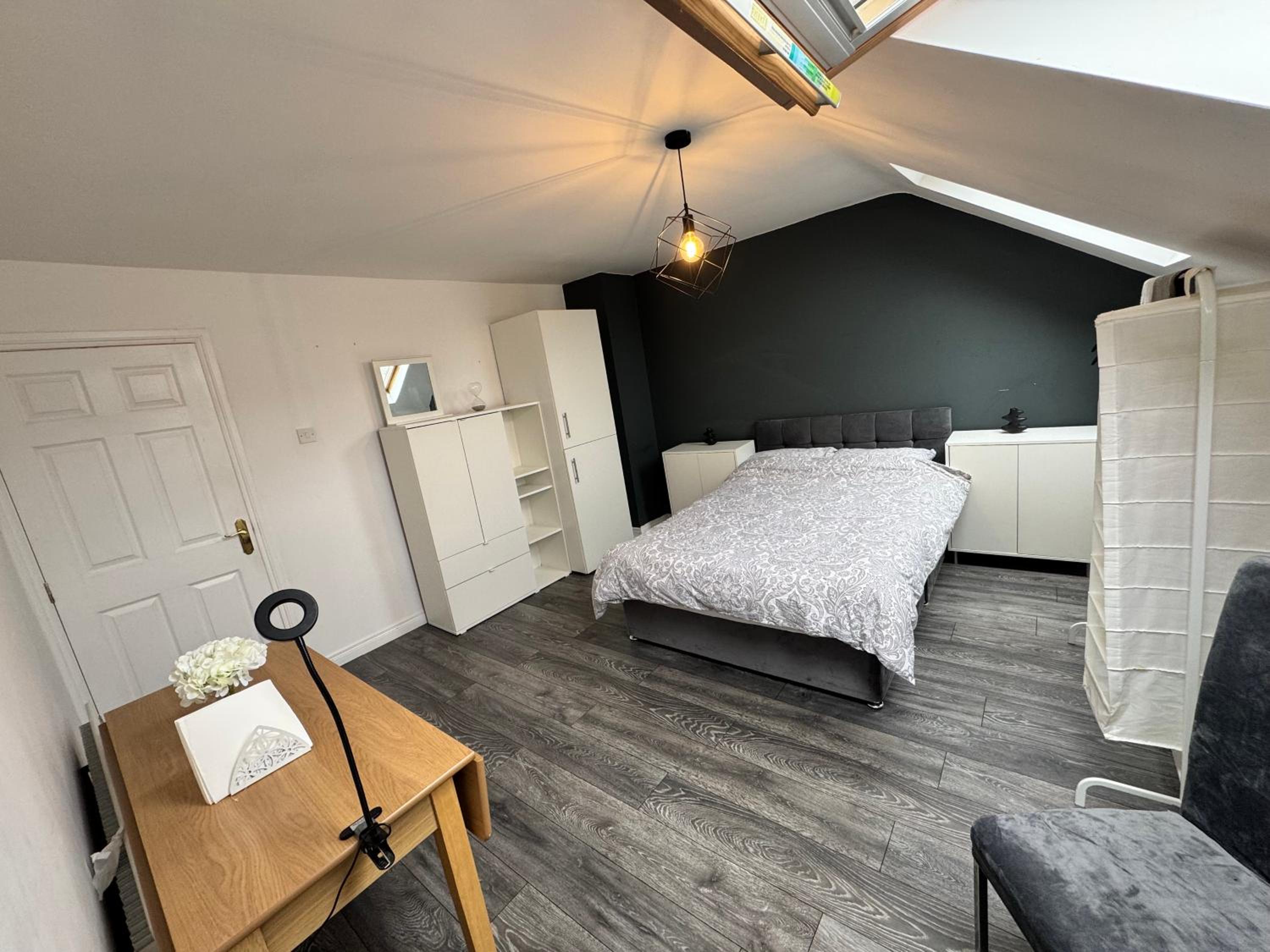 Cozy Room in Quiet Cul-de-Sac Near City Centre