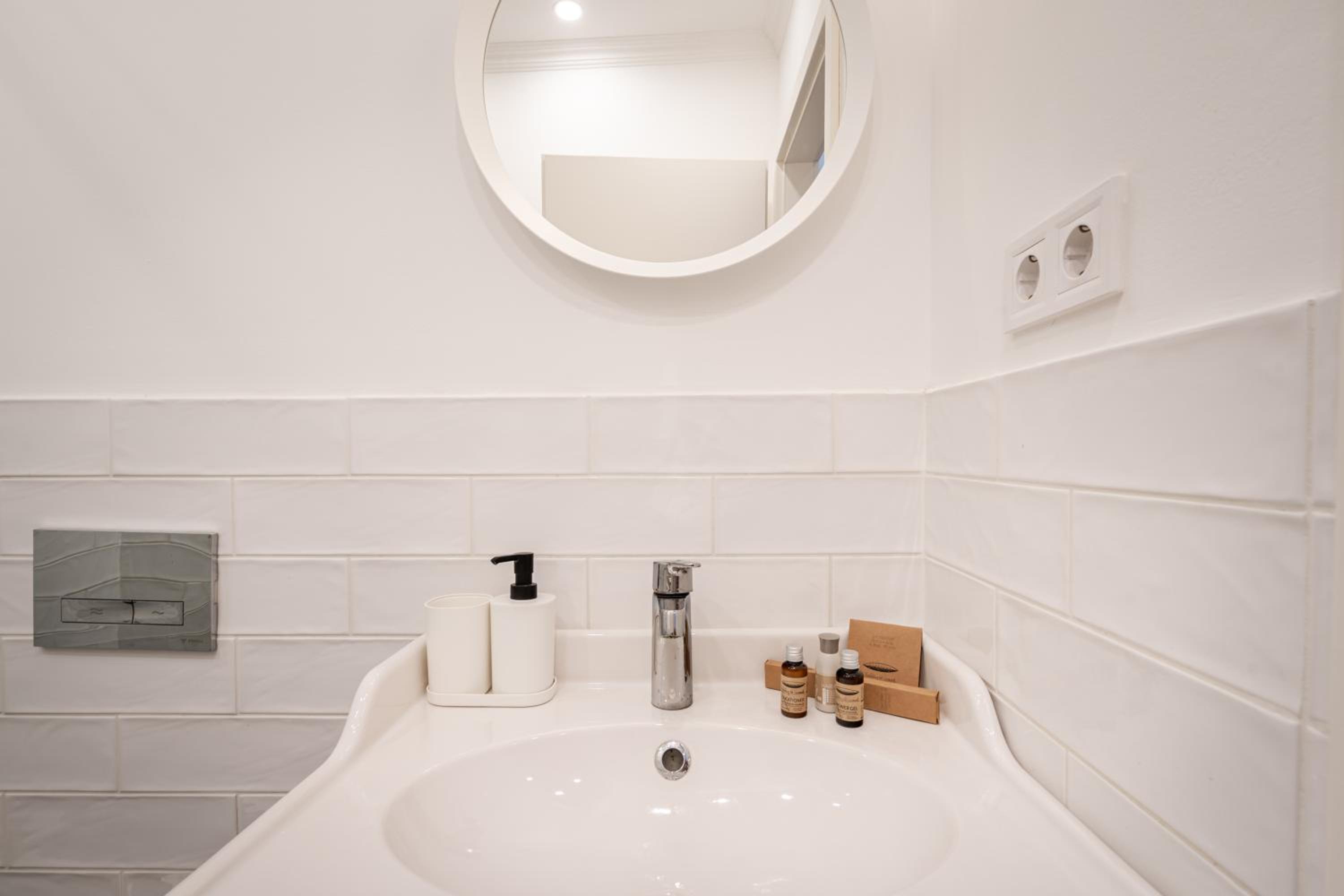 Z32 - Central & Chic - Stylish Stay by BQA