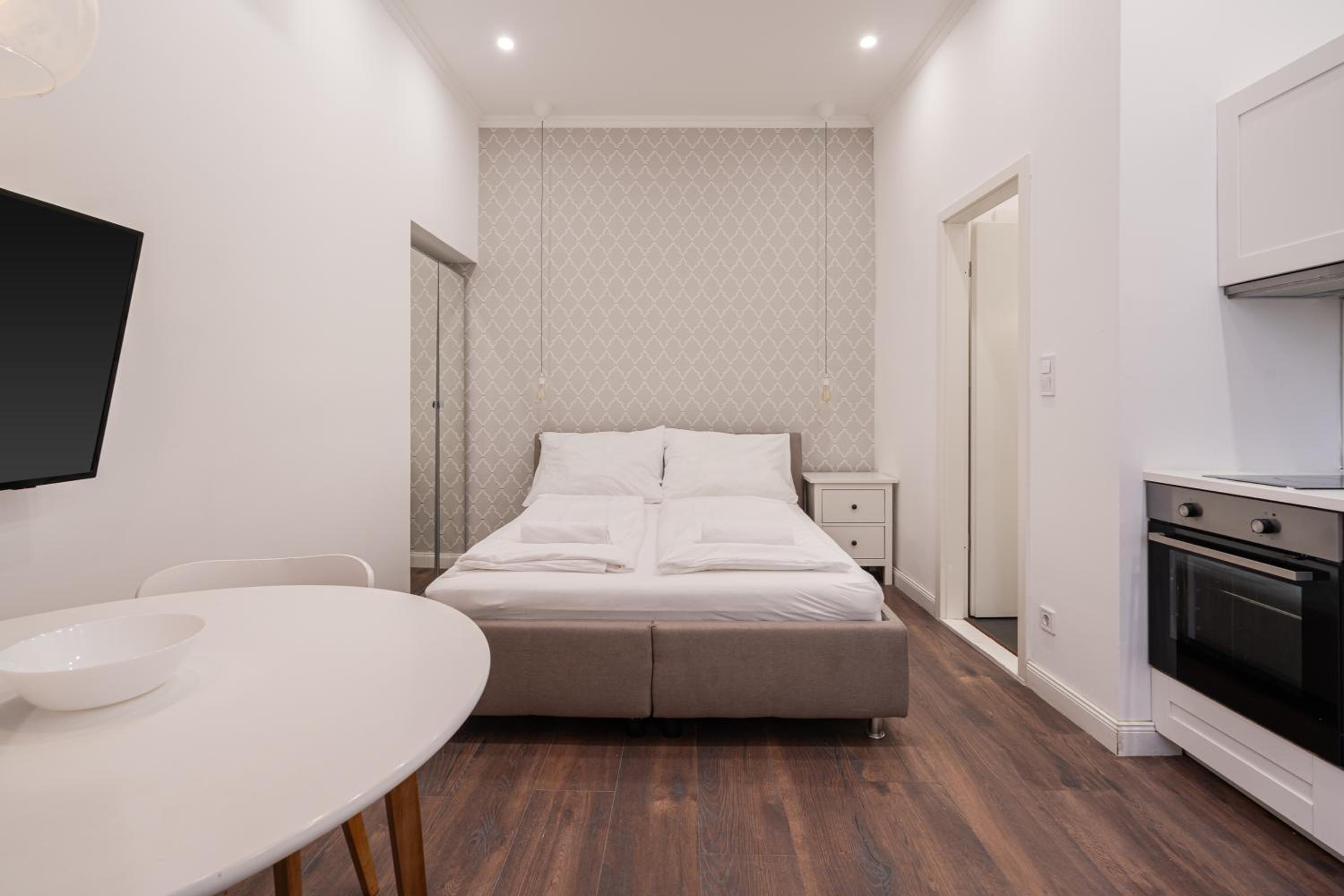 Z32 - Central & Chic - Stylish Stay by BQA