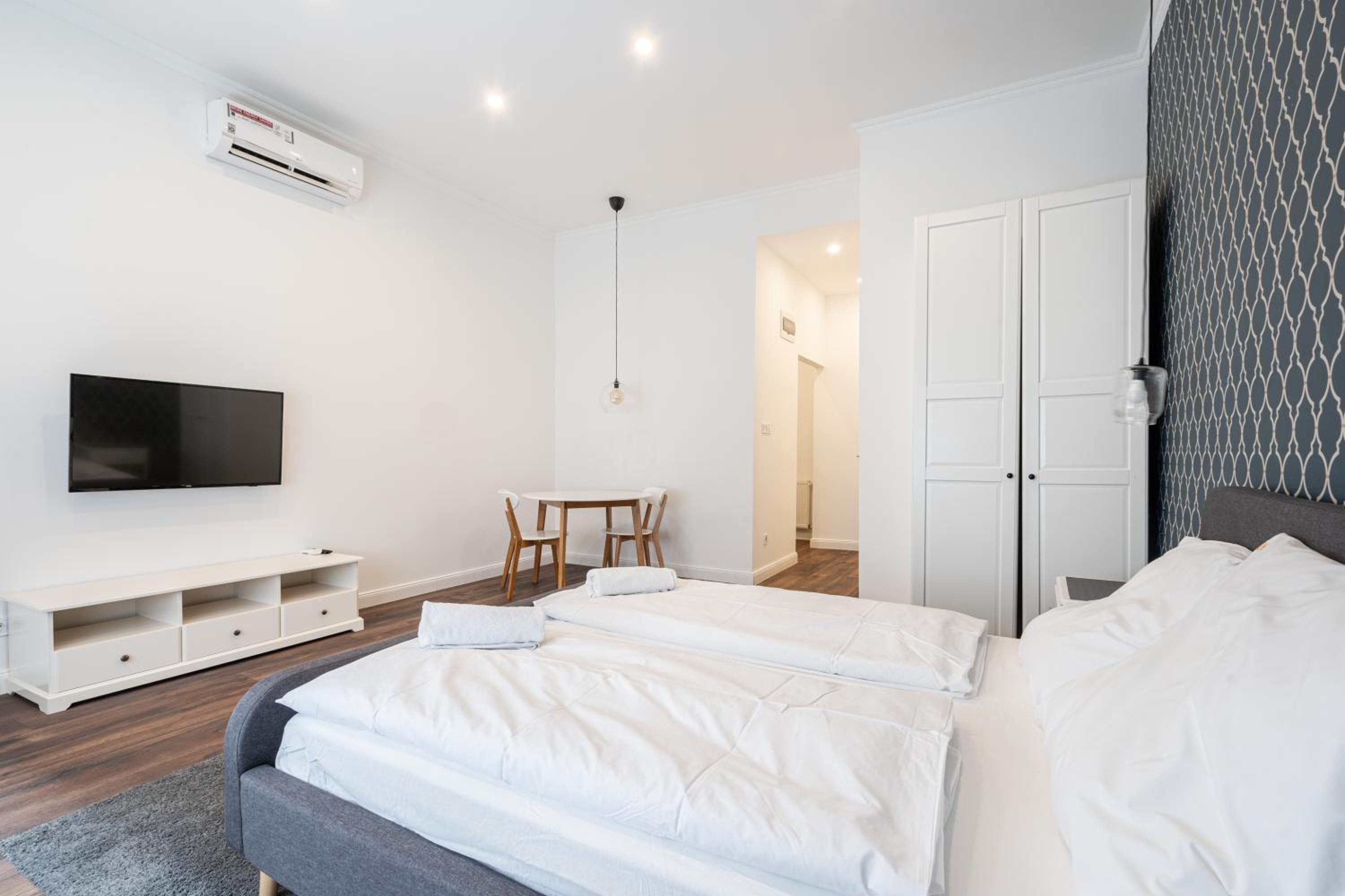 Z32 - Central & Chic - Stylish Stay by BQA