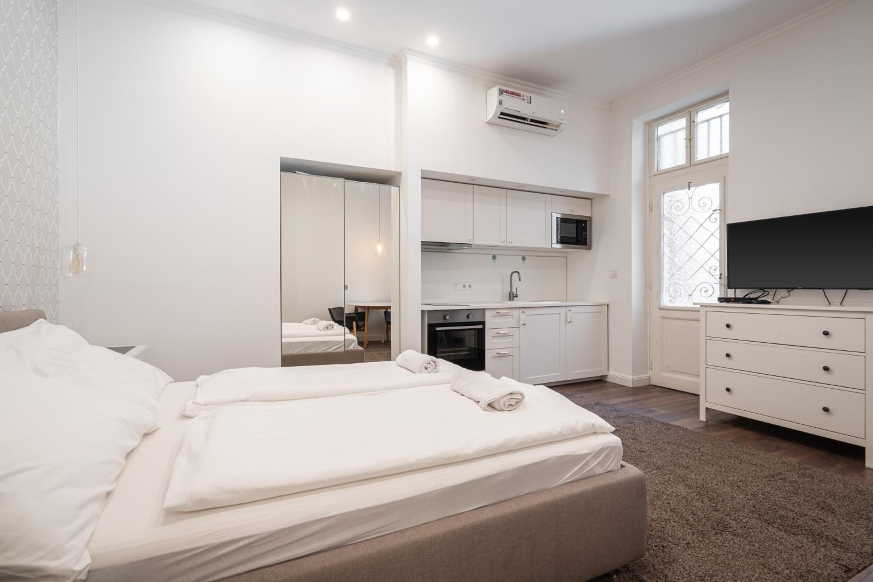 Z32 - Central & Chic - Stylish Stay by BQA