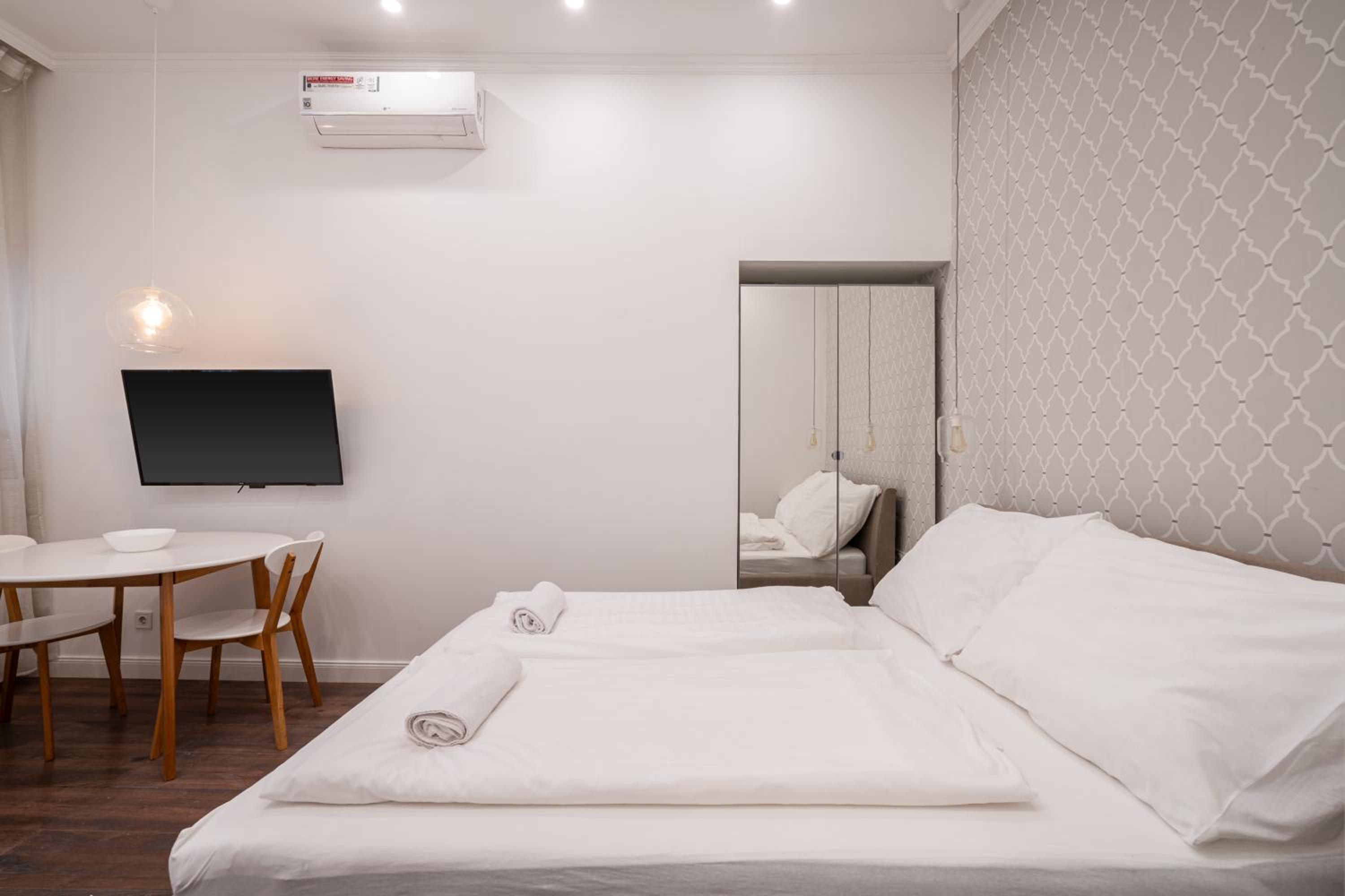 Z32 - Central & Chic - Stylish Stay by BQA