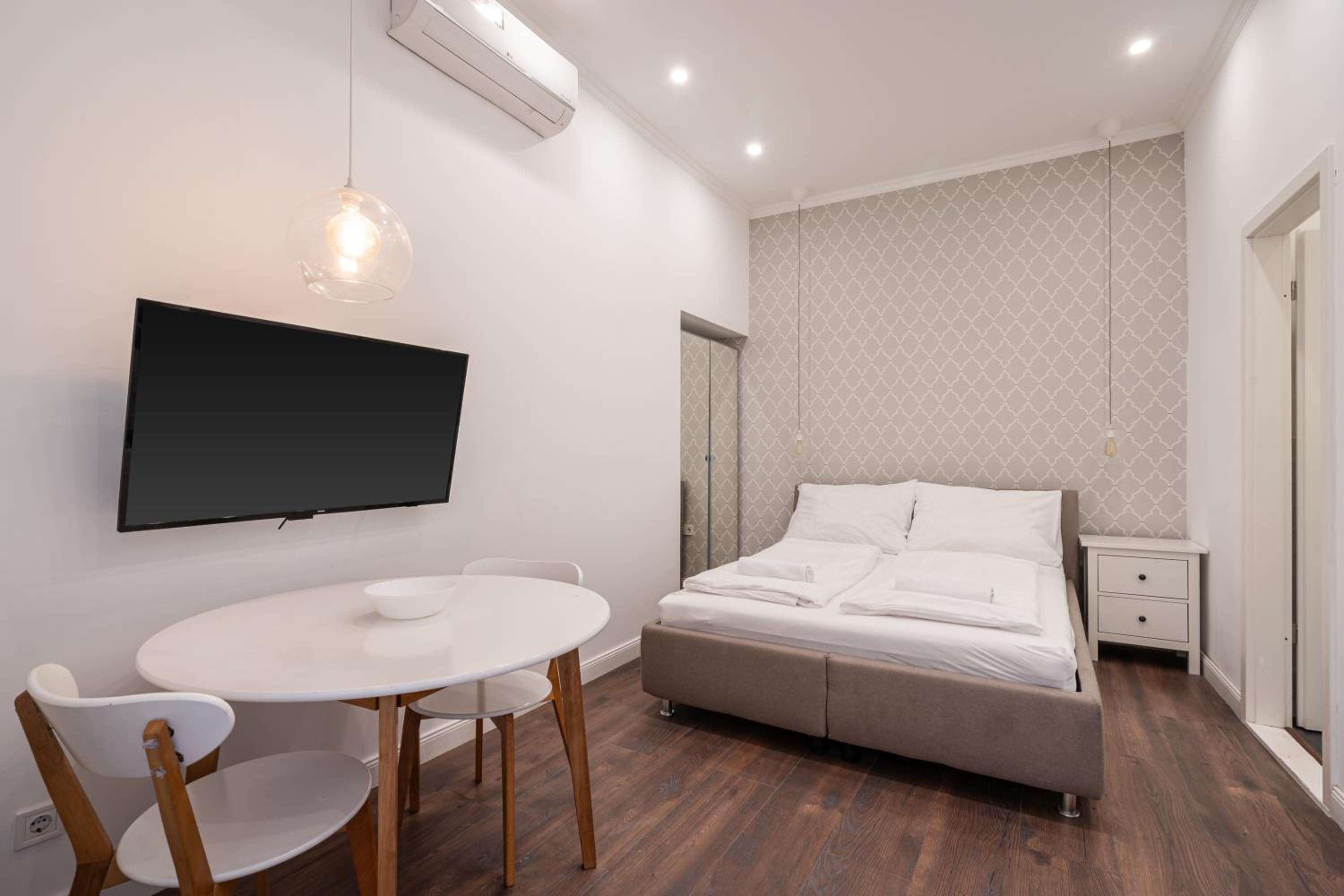 Z32 - Central & Chic - Stylish Stay by BQA