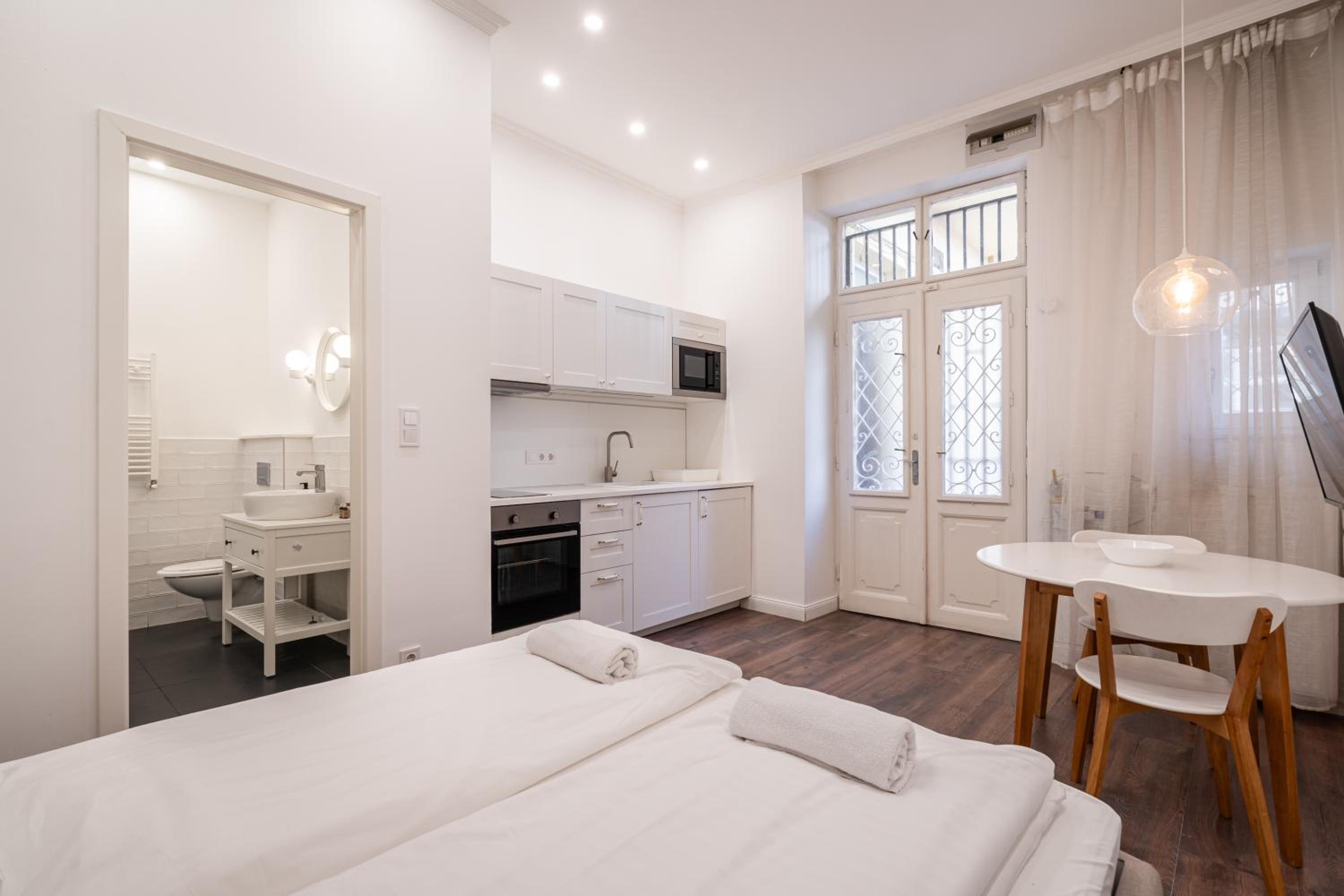 Z32 - Central & Chic - Stylish Stay by BQA