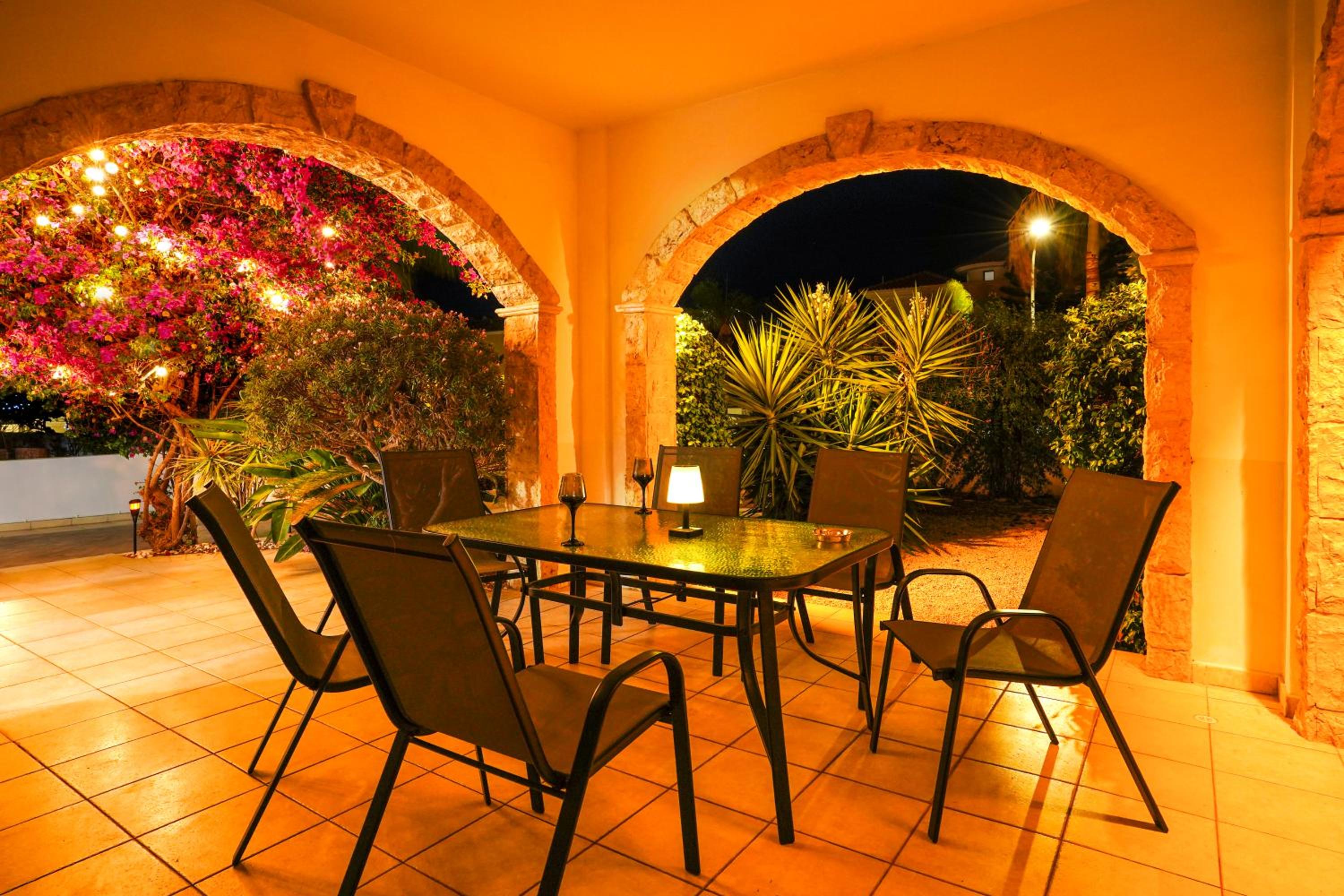 Sunny Villa with Hot Tub, Garden and 2 Bedrooms, 5 Minutes to the Beach