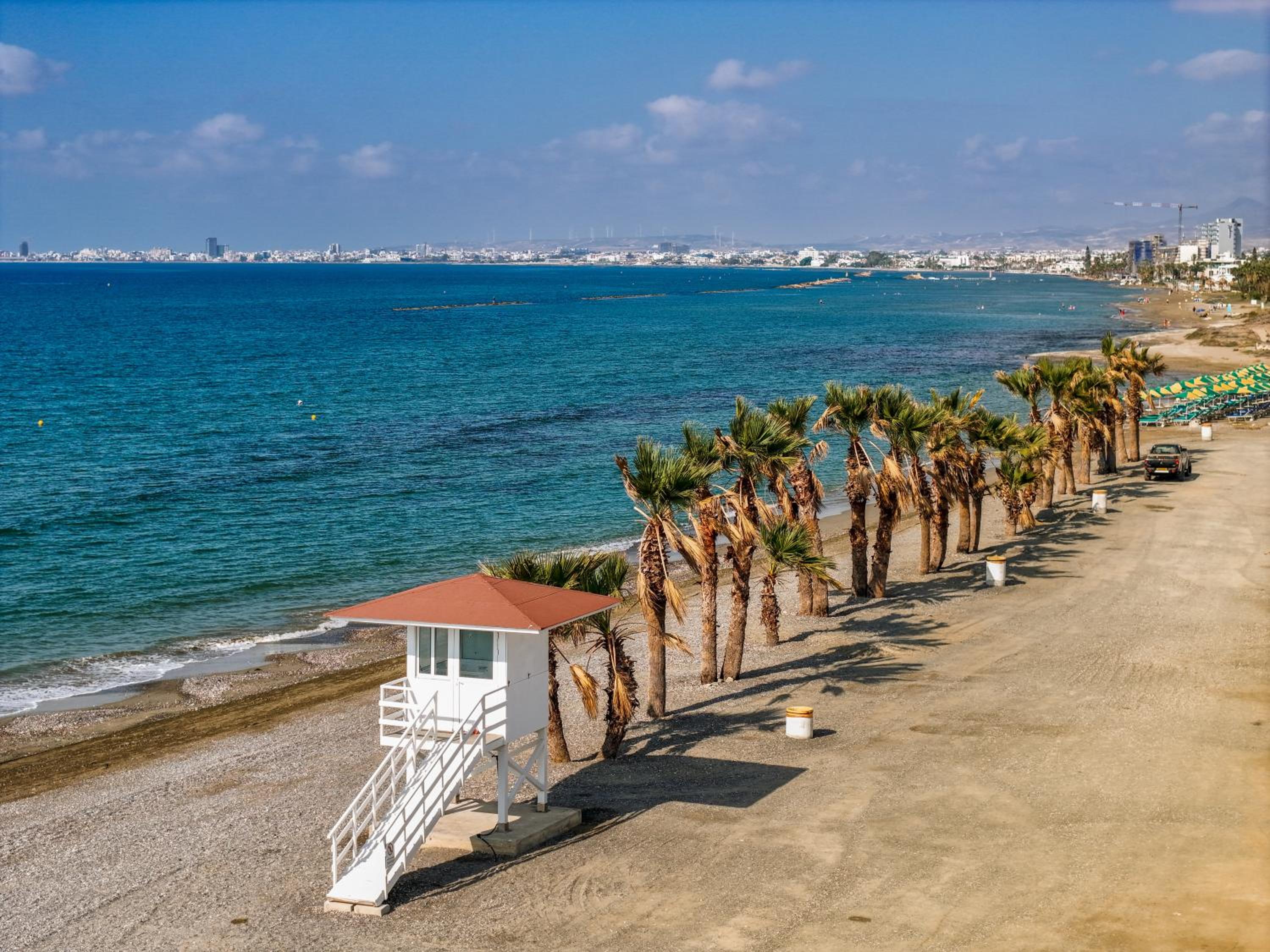 Sunny Villa with Hot Tub, Garden and 2 Bedrooms, 5 Minutes to the Beach