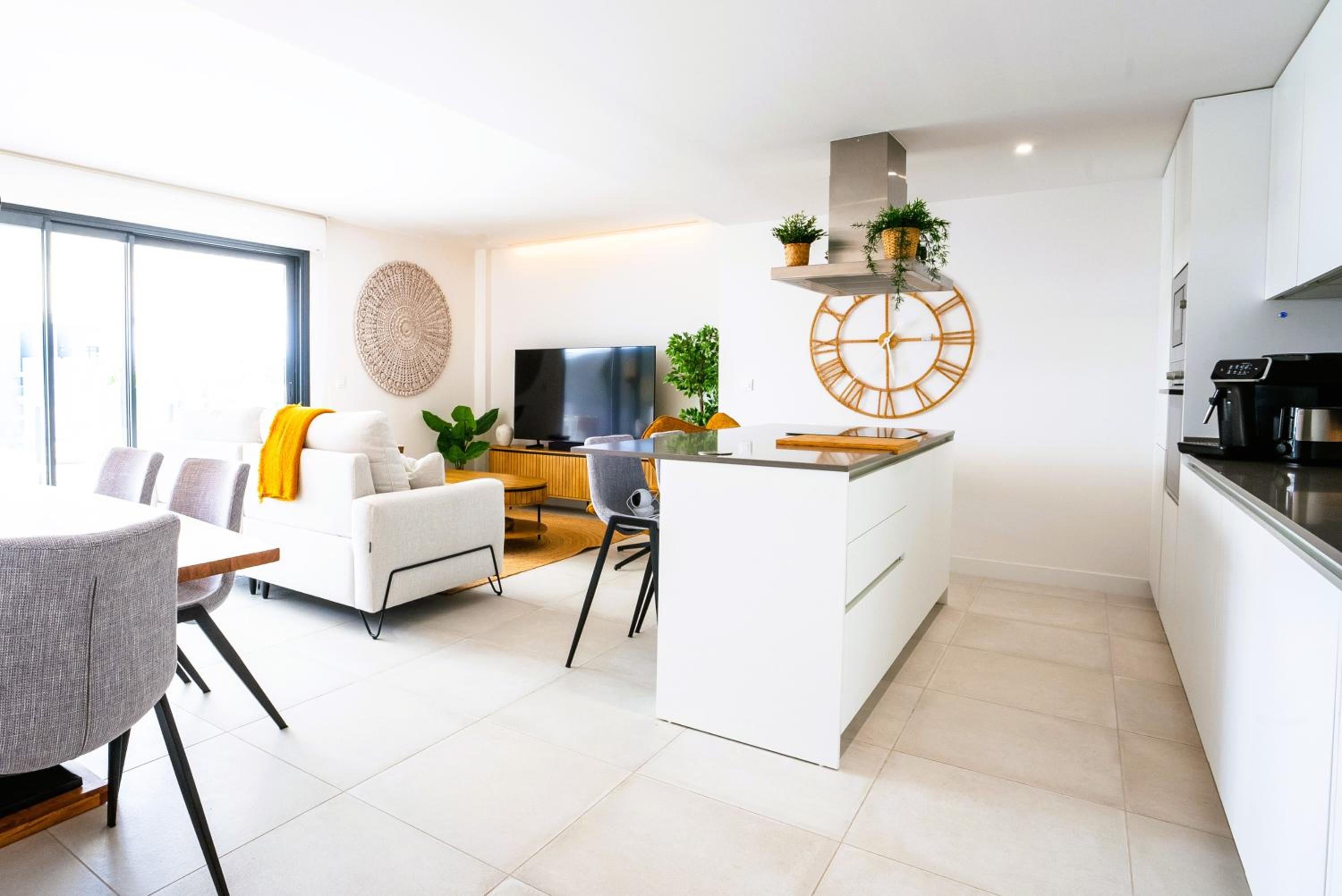 NEUE Ferienwohnung in Andalusien an der Costa del Sol - Boho Style - 40 qm Terrasse, 3-Bedroom, Pool, Gym, Work Lounge