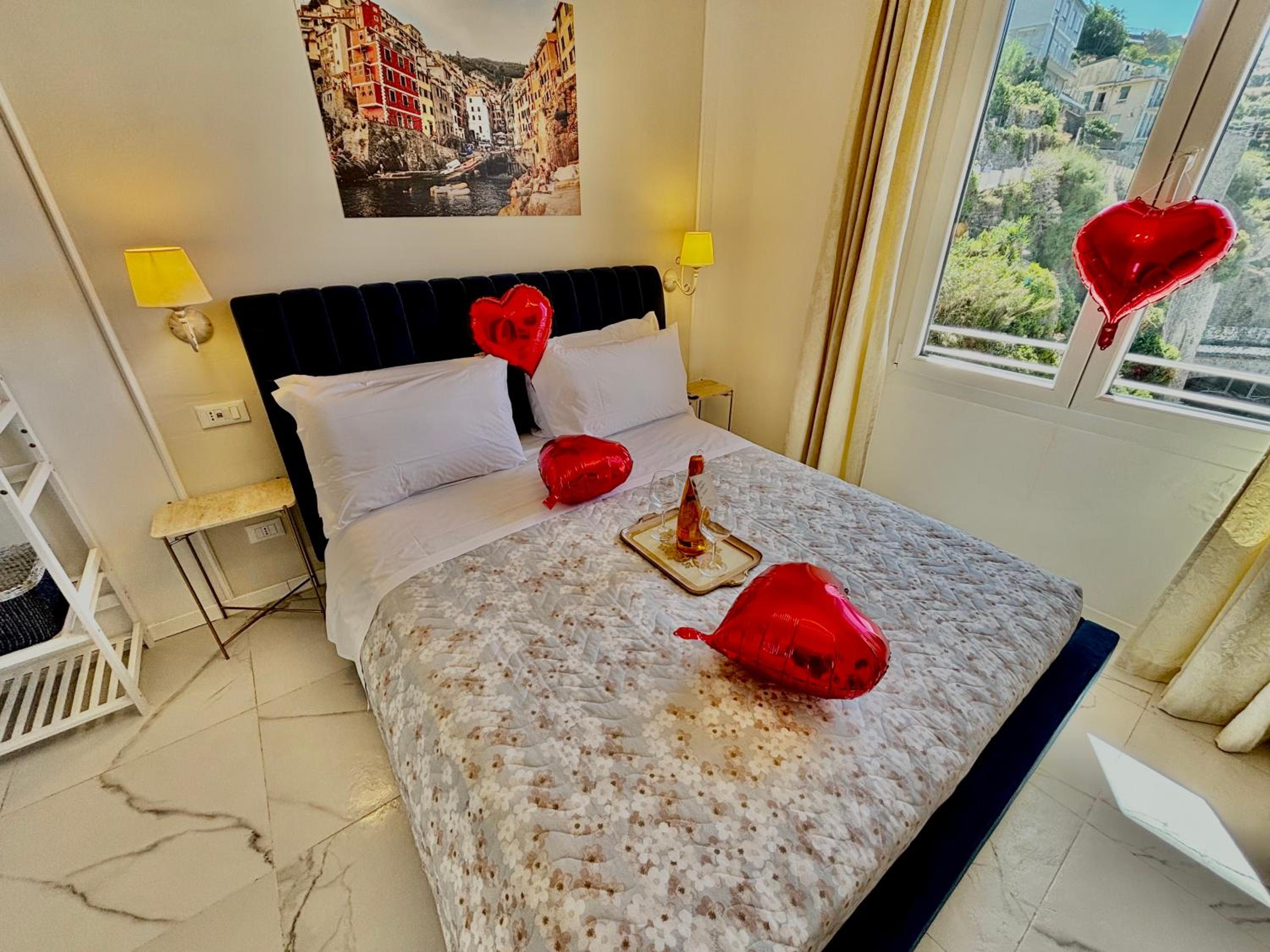 Vertigini Suites, Il Rifugio dell Amore per SOLE COPPIE , A 50m dalla Stazione e dalla Via dell Amore con Vista Mare e Intimità Appagante