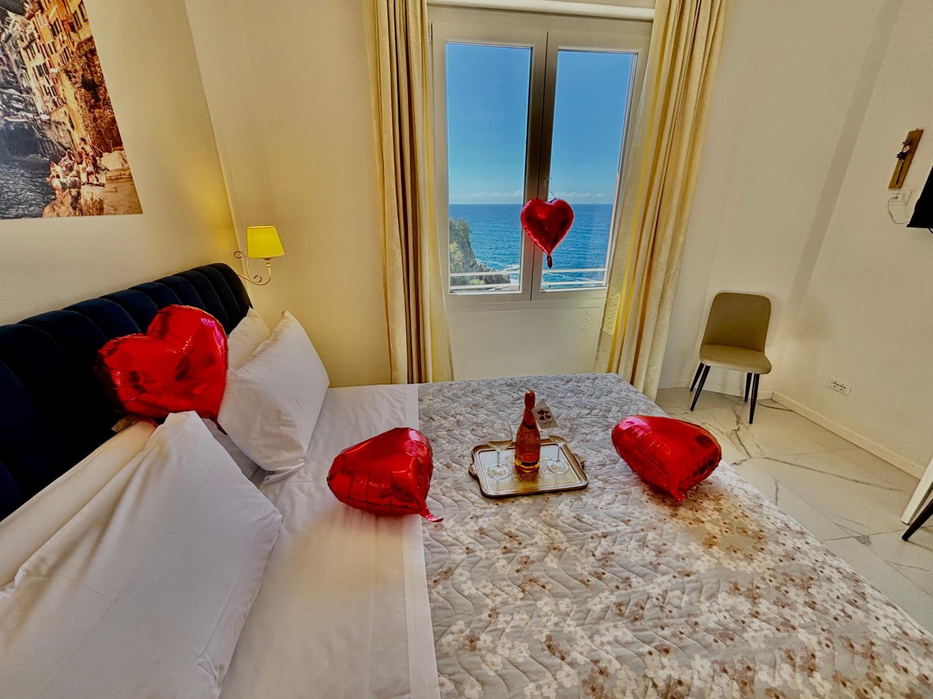 Vertigini Suites, Il Rifugio dell Amore per SOLE COPPIE , A 50m dalla Stazione e dalla Via dell Amore con Vista Mare e Intimità Appagante