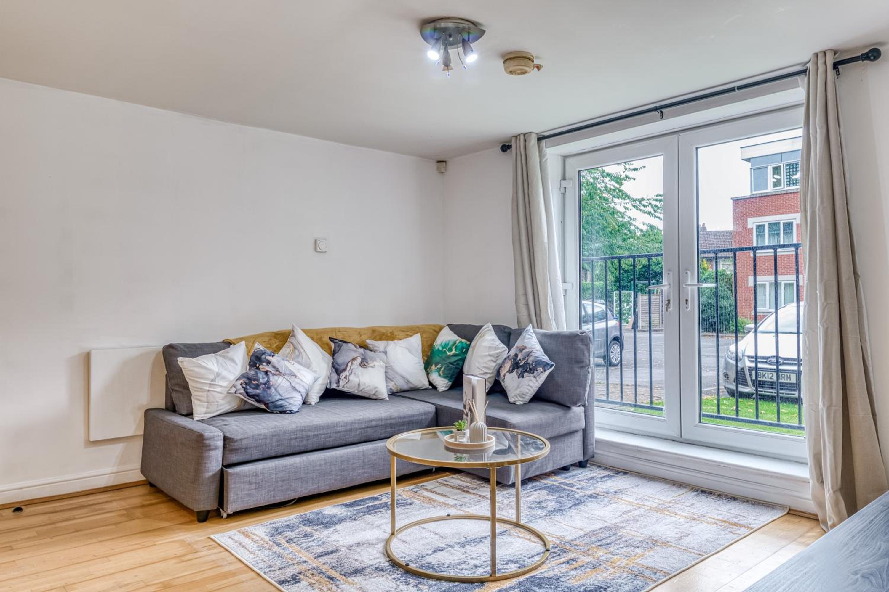 2BR Manchester Flat - Free Parking - Old Trafford - Weekly Rates