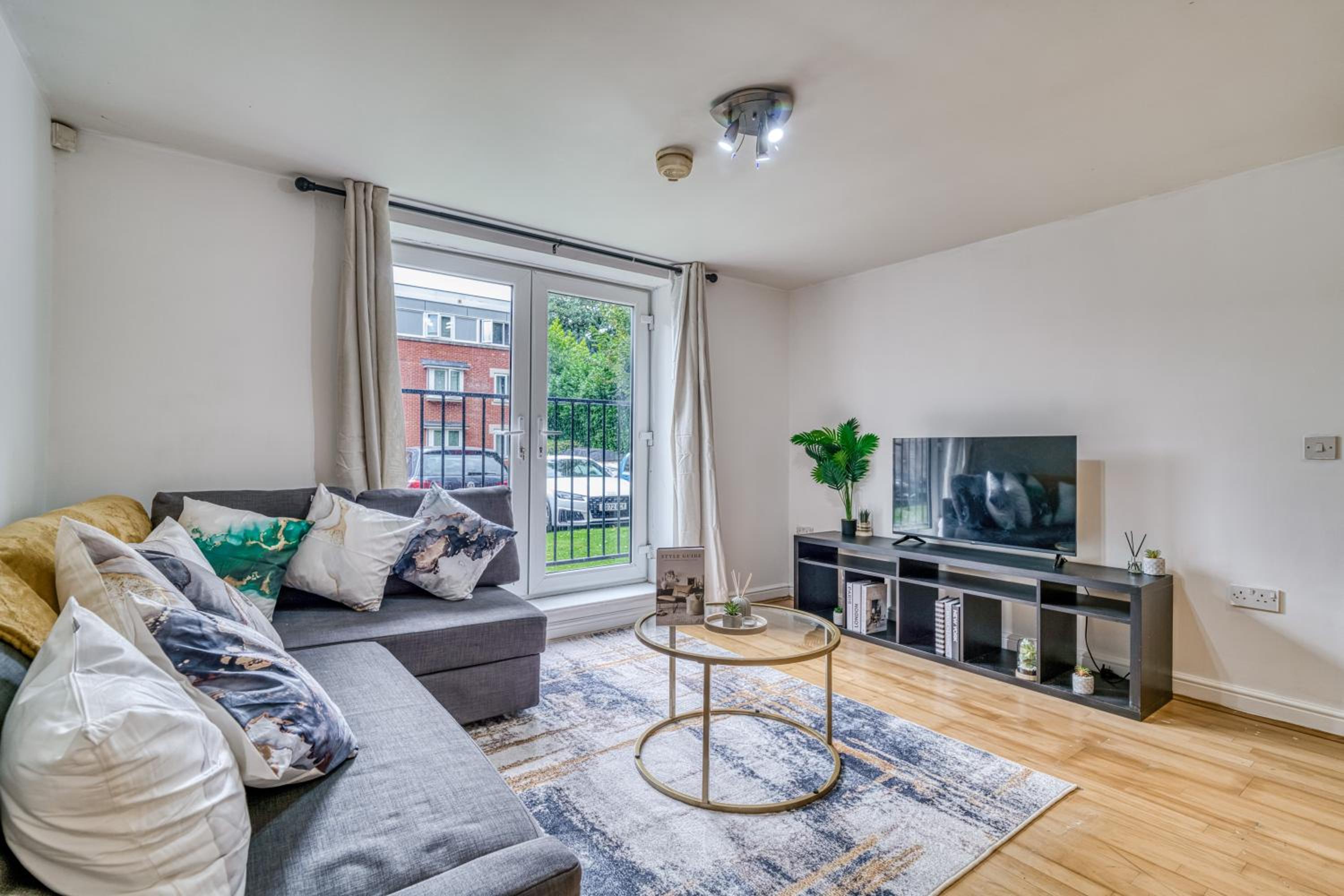 2BR Manchester Flat - Free Parking - Old Trafford - Weekly Rates