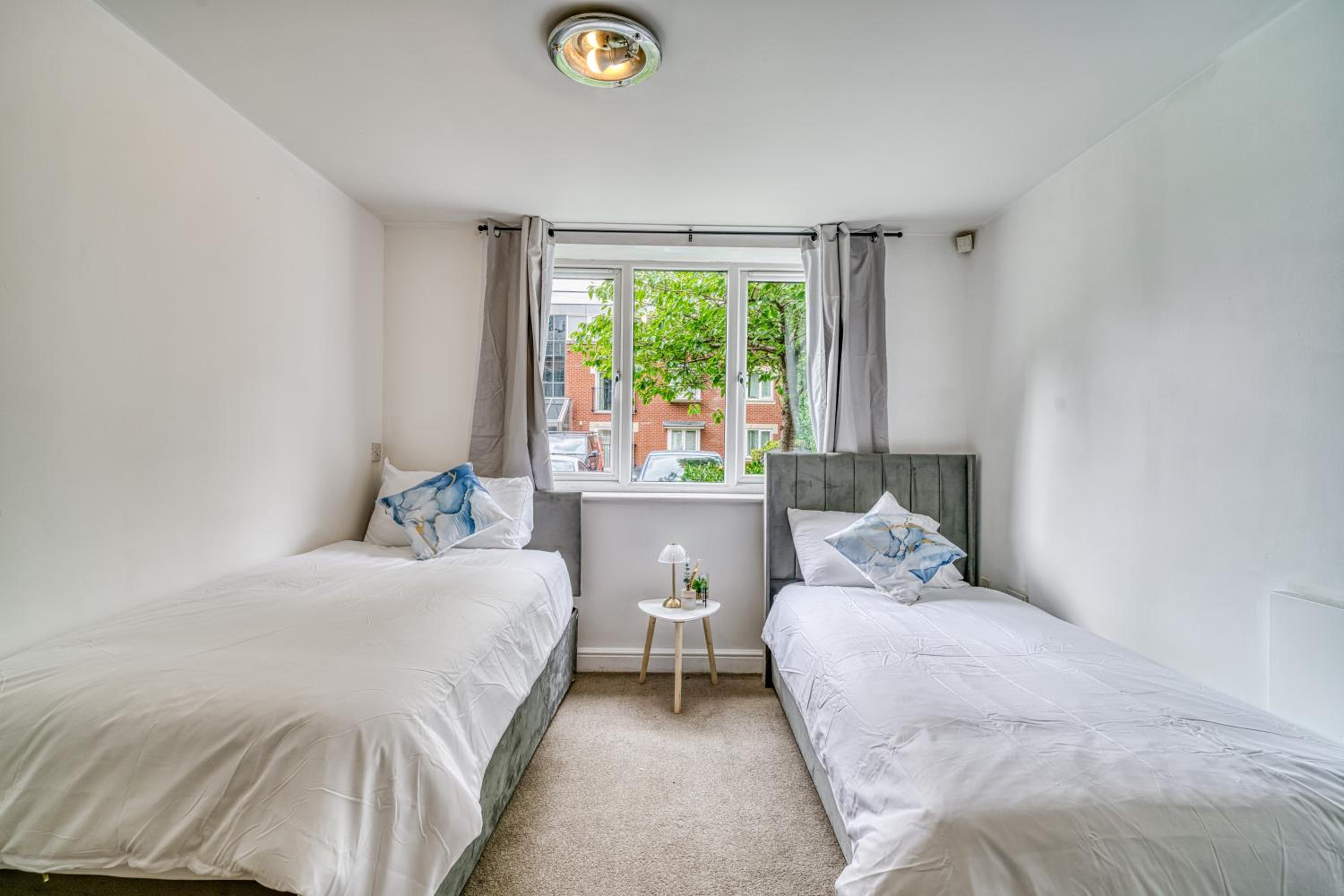 2BR Manchester Flat - Free Parking - Old Trafford - Weekly Rates