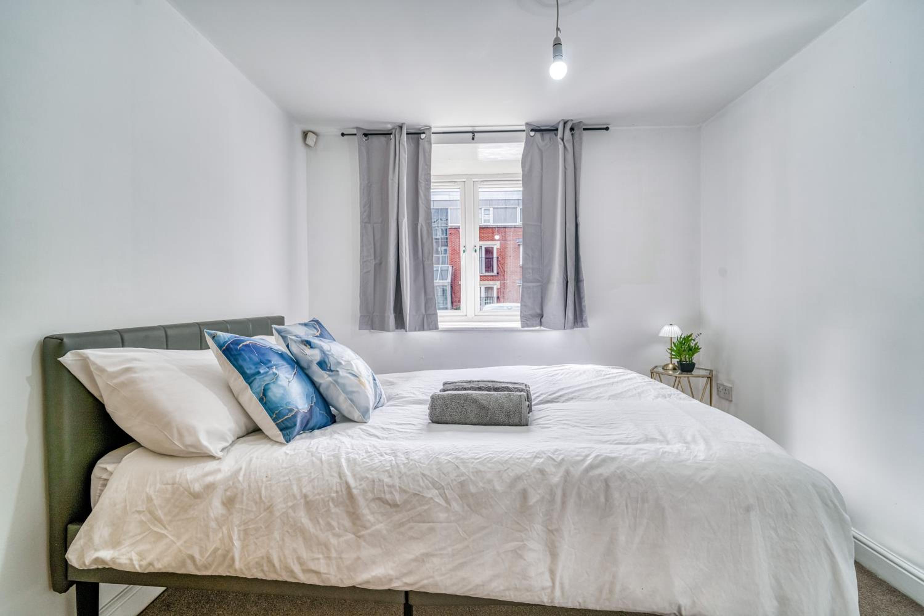2BR Manchester Flat - Free Parking - Old Trafford - Weekly Rates
