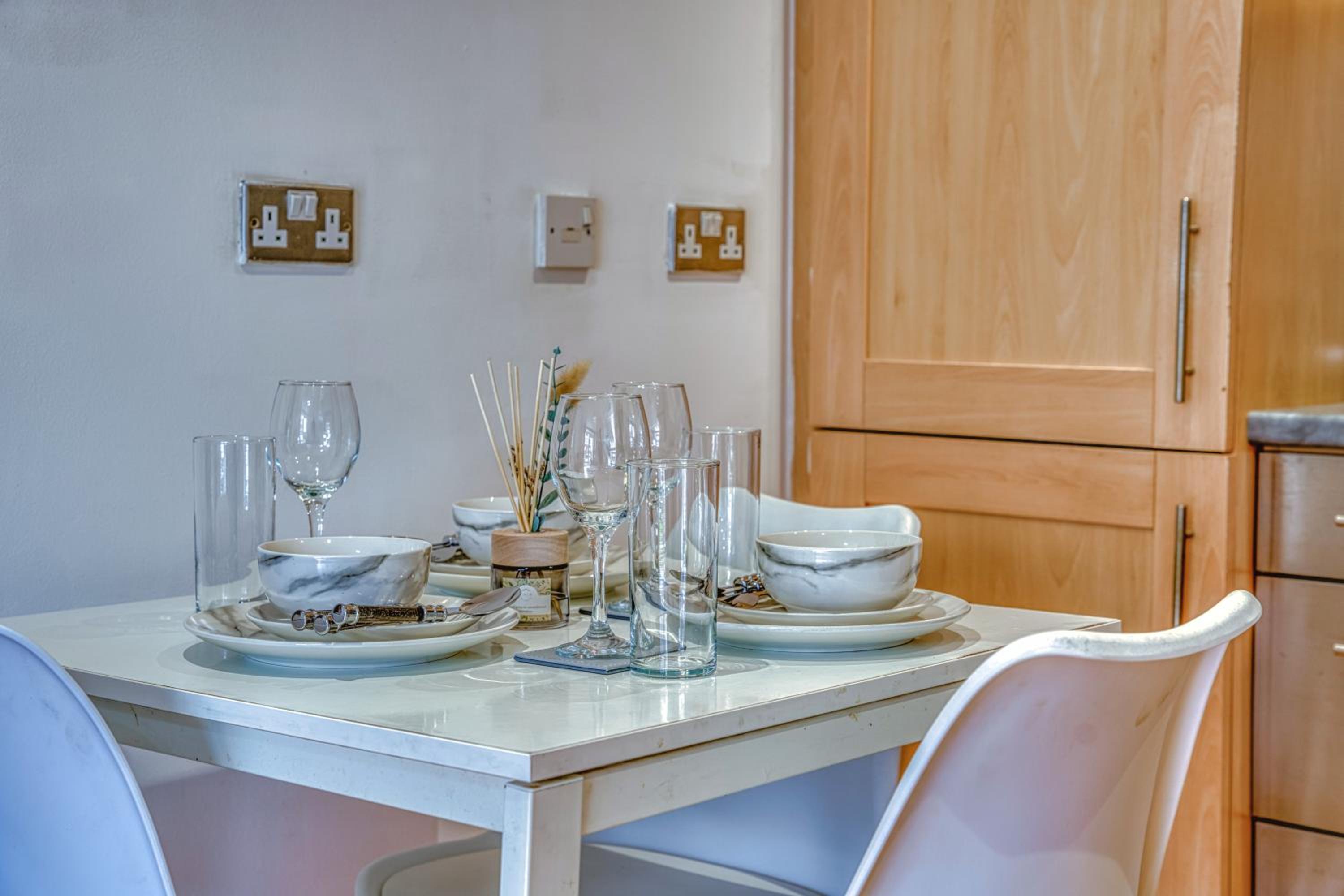 2BR Manchester Flat - Free Parking - Old Trafford - Weekly Rates