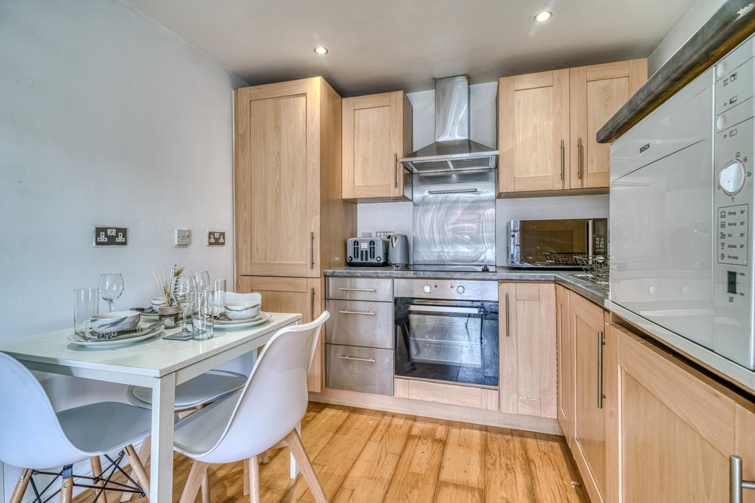 2BR Manchester Flat - Free Parking - Old Trafford - Weekly Rates
