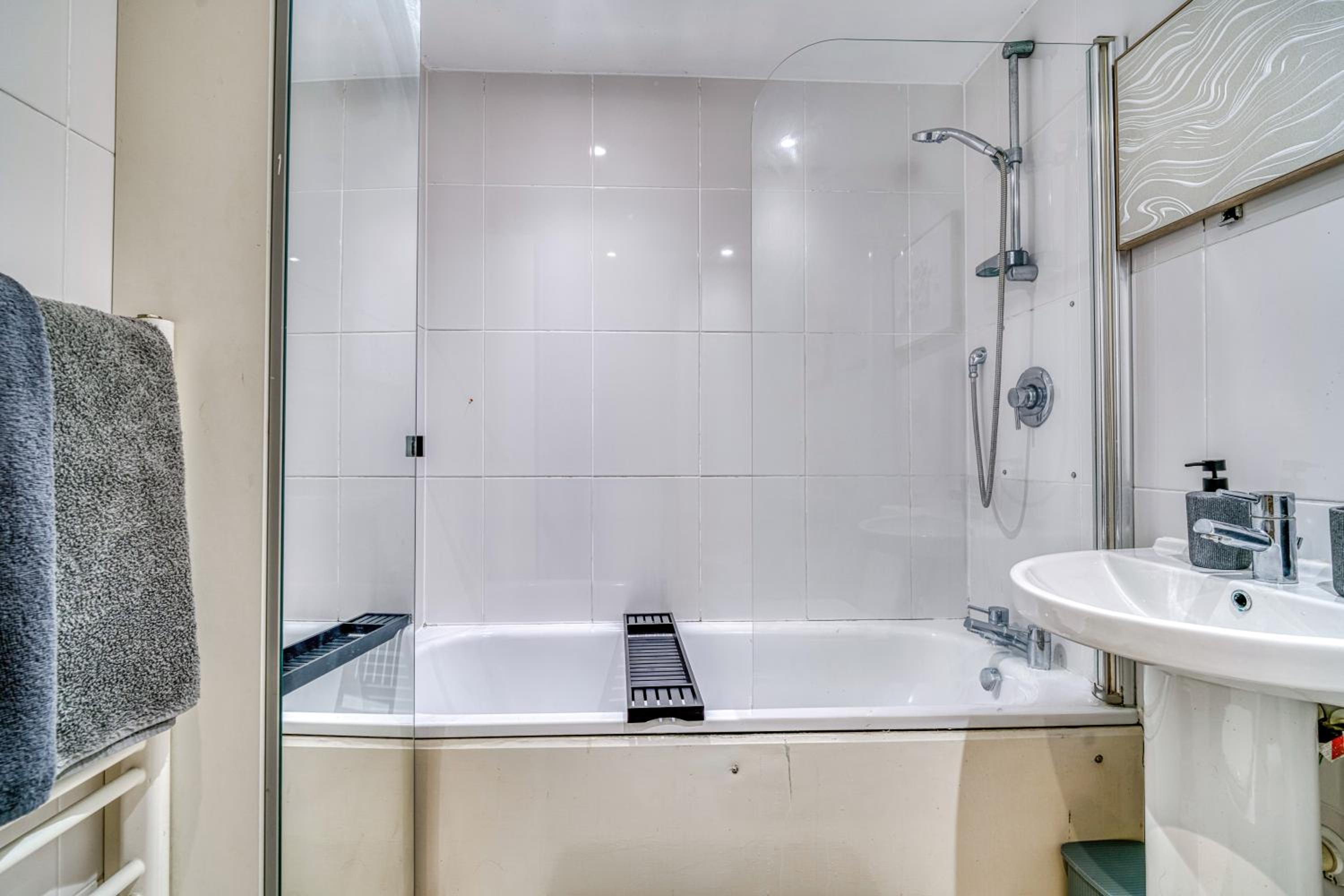 2BR Manchester Flat - Free Parking - Old Trafford - Weekly Rates