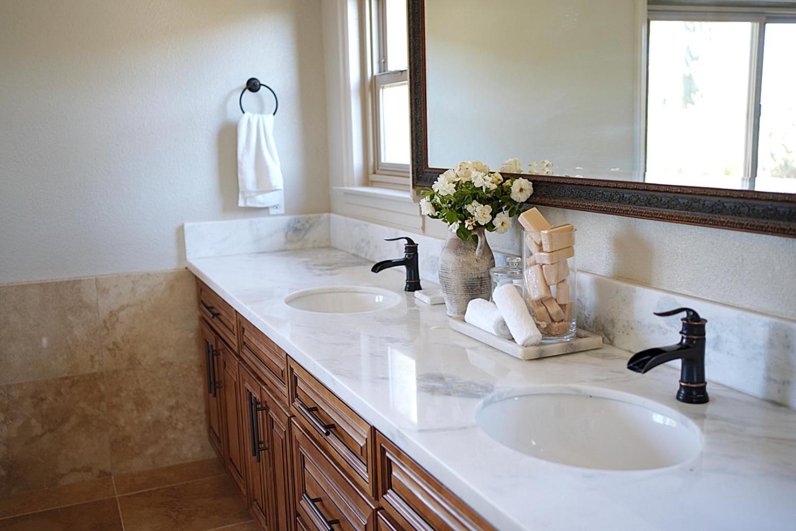 Villa on 5 Acre Vineyard Equestrian Estate, Pool & Hot tub, Events